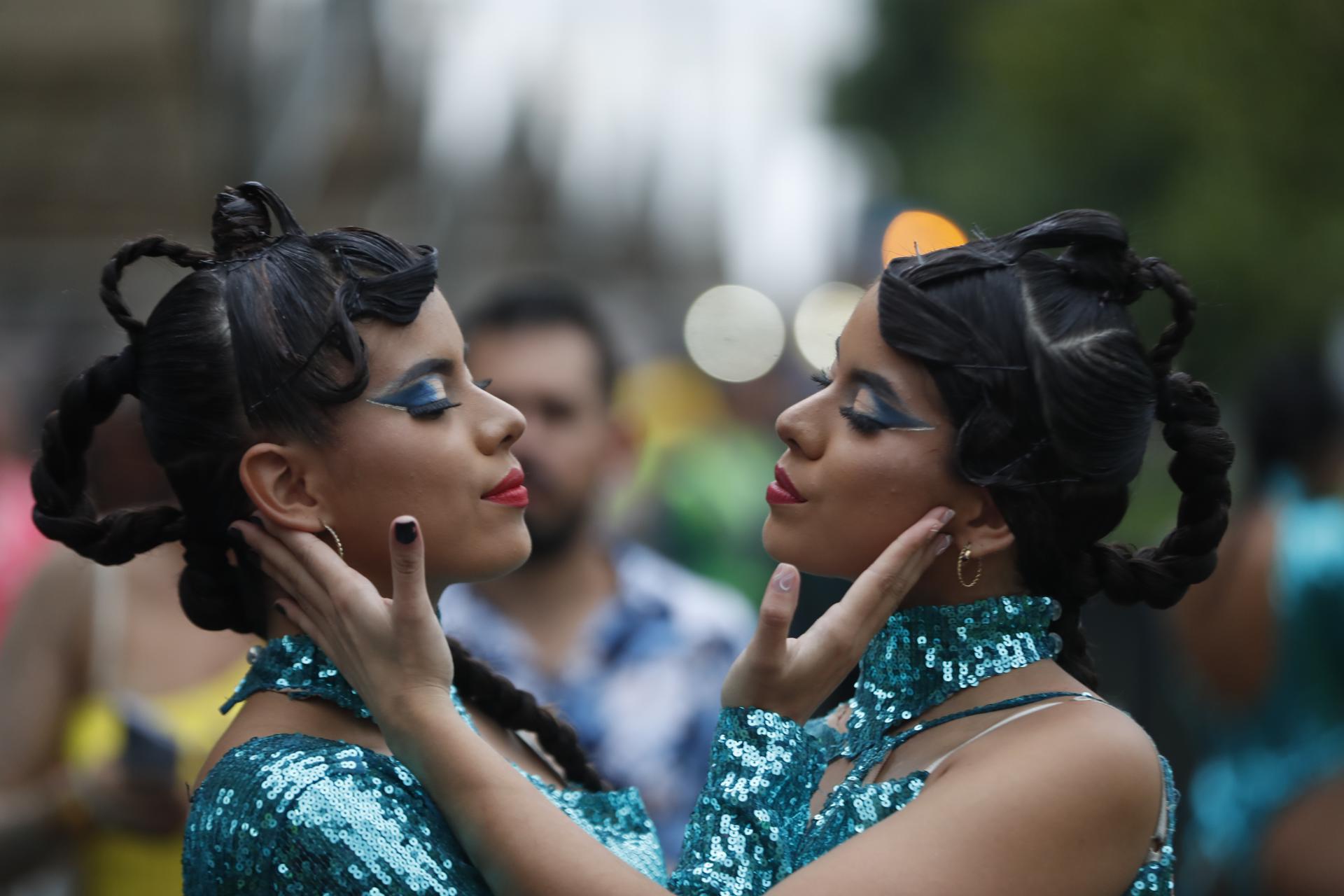 Bailarinas en la Feria de Cali.