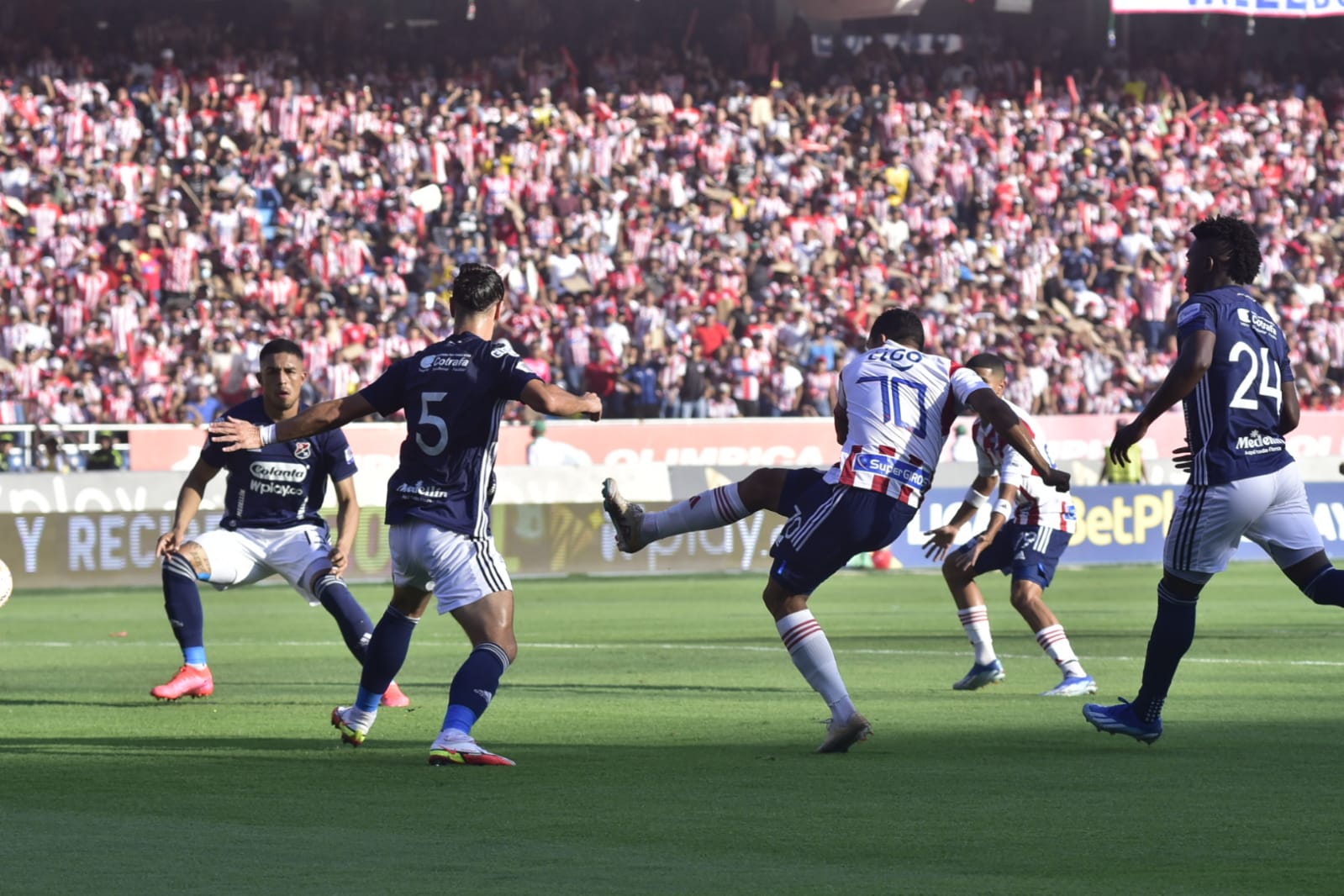 El remate de Bacca que perforó por primera vez la portería del Medellín. 