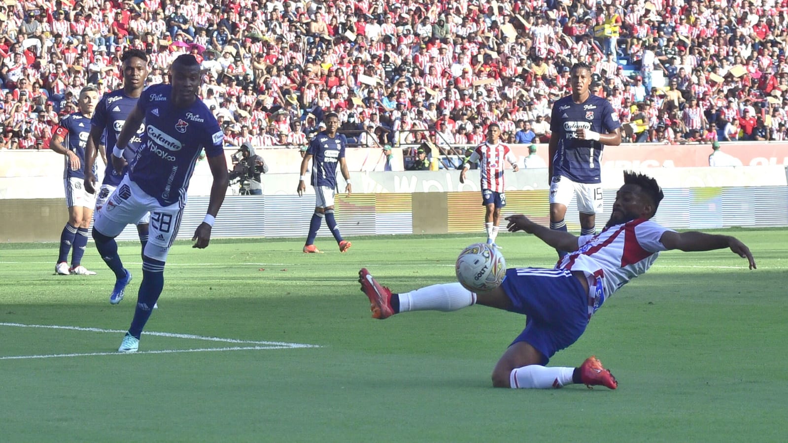 'Cariaco' González no llegó a tiempo a esta pelota sobre el arco del Medellín. 