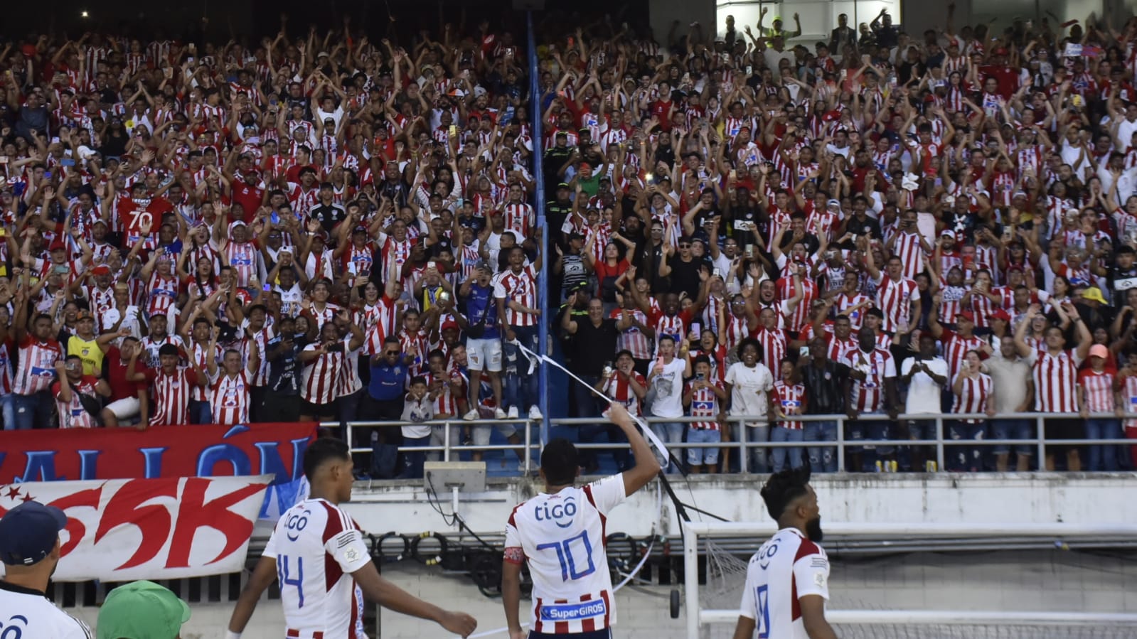 Carlos Bacca celebra con los hinchas uno de sus goles. 