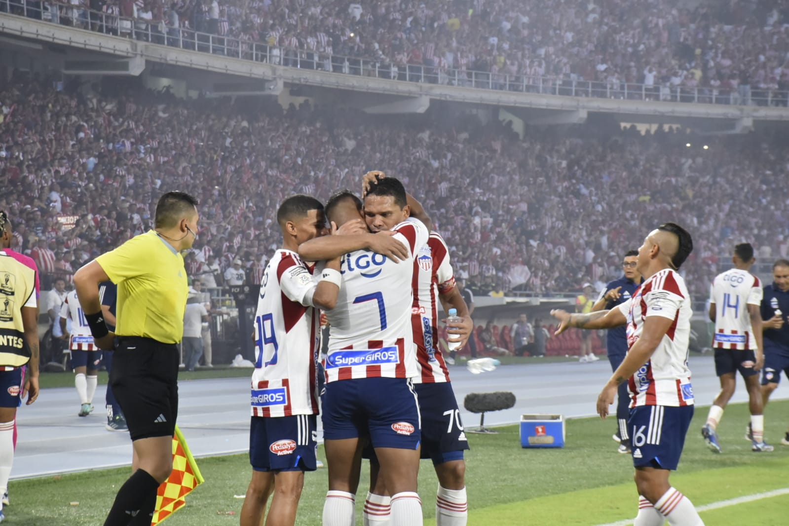 El festejo del 3-1 a favor del Junior, también marcado por Carlos Bacca. 