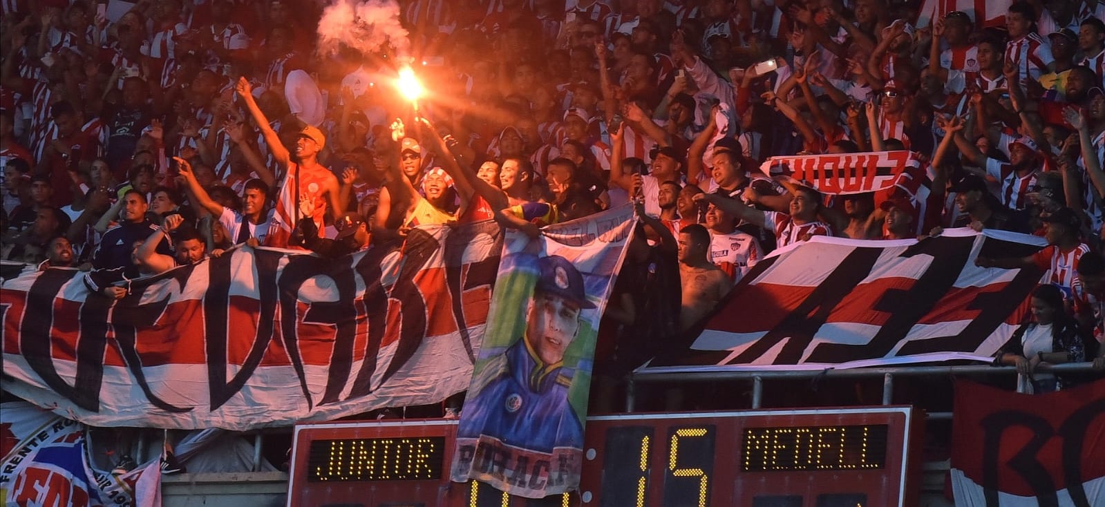 La hinchada del Junior vivió intensamente el partido en las tribunas. 