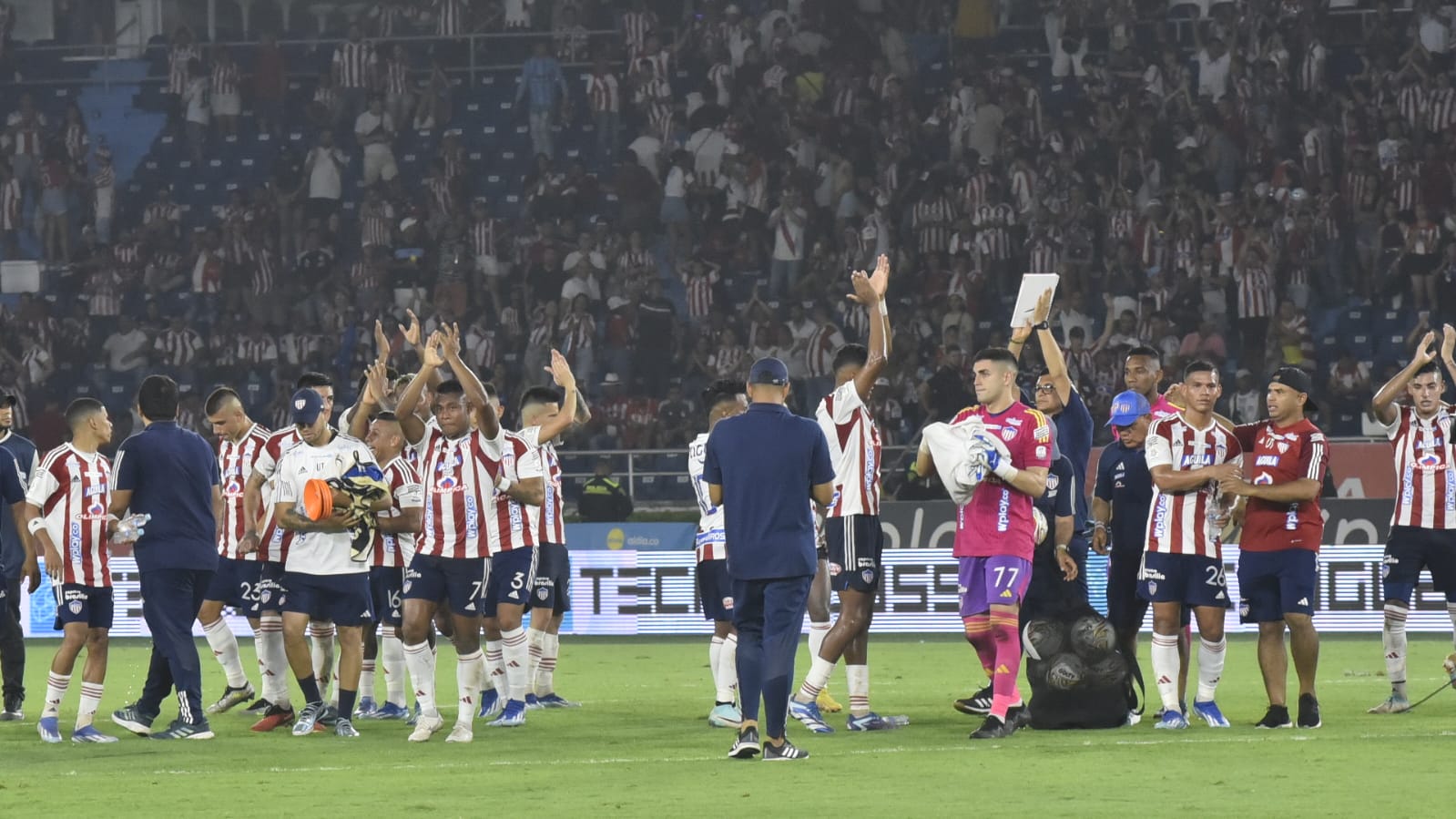 Los jugadores del Junior despidiéndose del partido tras el final del partido.