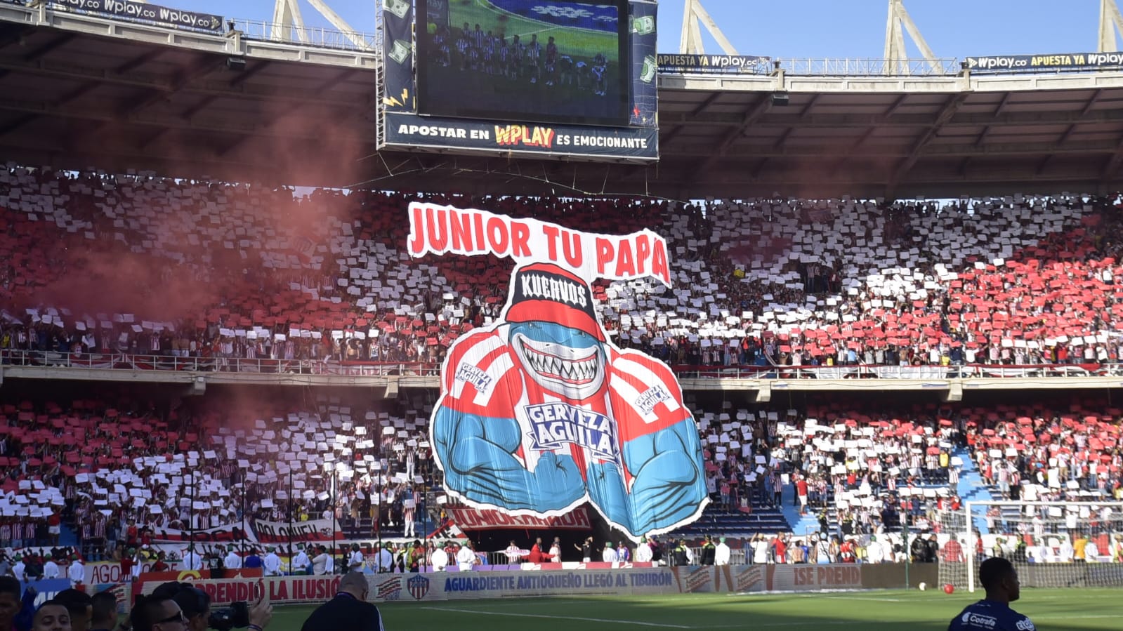 El tifo en la tribuna de norte que llamó la atención de los asistentes al estadio. 