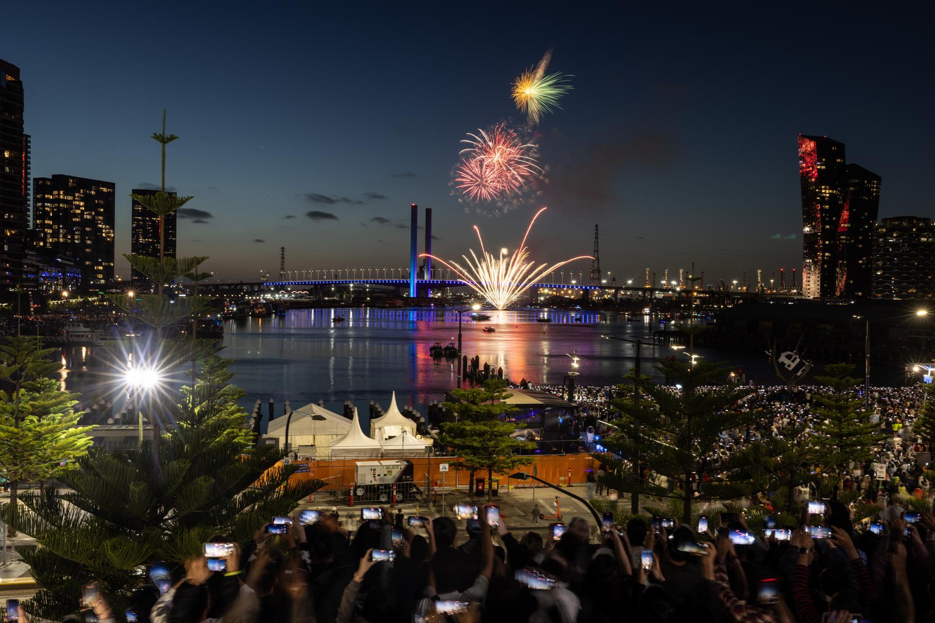 Desde el Bolte Bridge, en Melbourne, Australia, las personas admiran la pirotecnia.