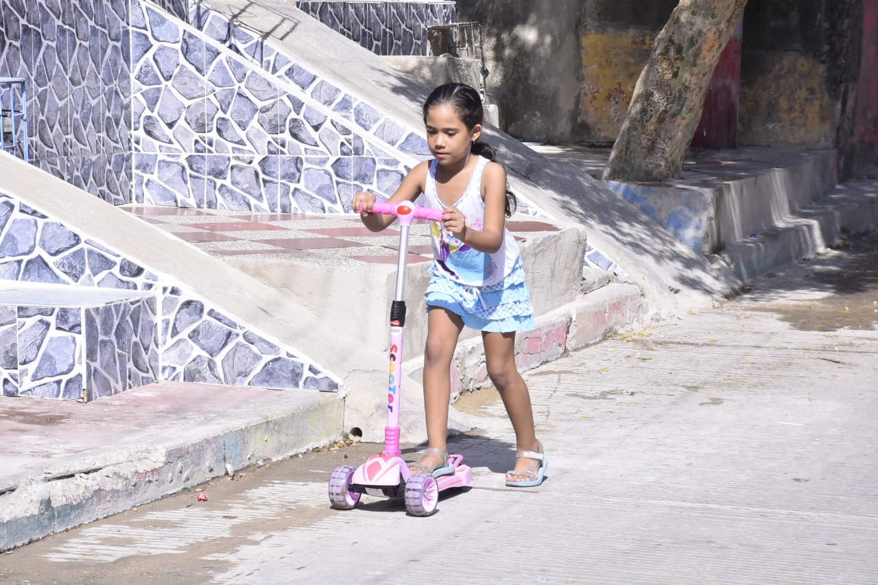 Niña en el barrio La Sierrita con su regalo de Niño Dios