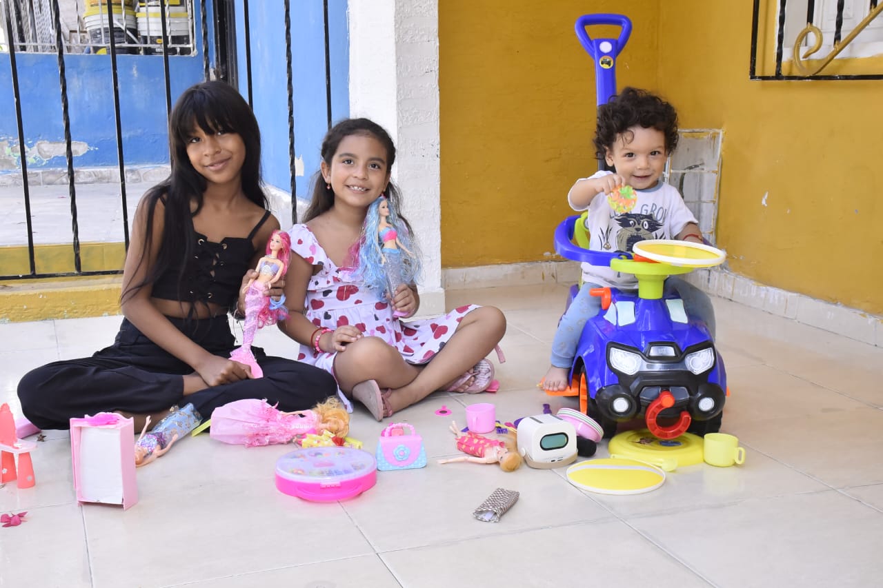 Niñas en el barrio La Sierrita con su regalo de Niño Dios