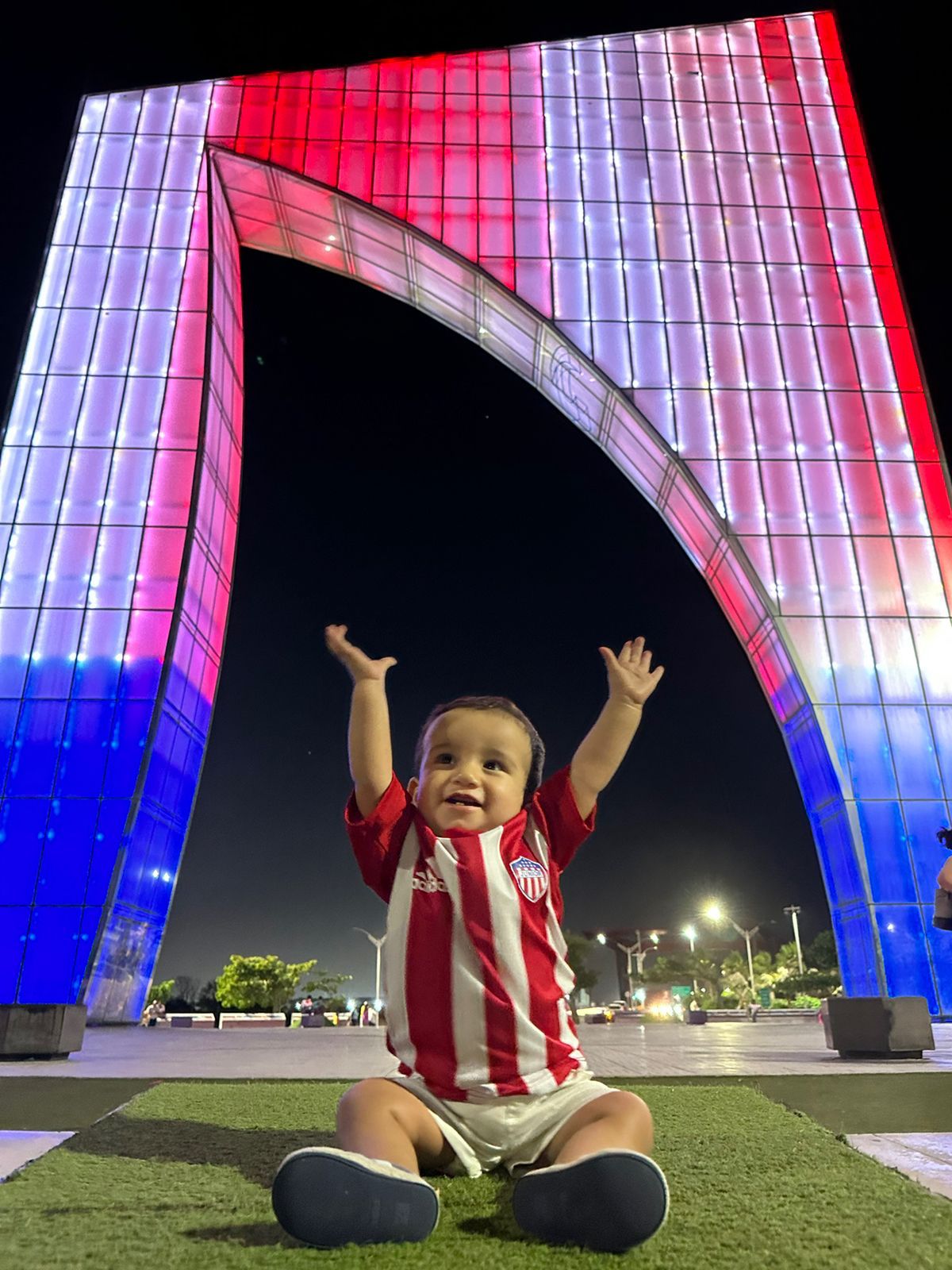 Hasta los menores, con camisetas de Junior, fueron a festejar la décima estrella en la Ventana de Campeones.