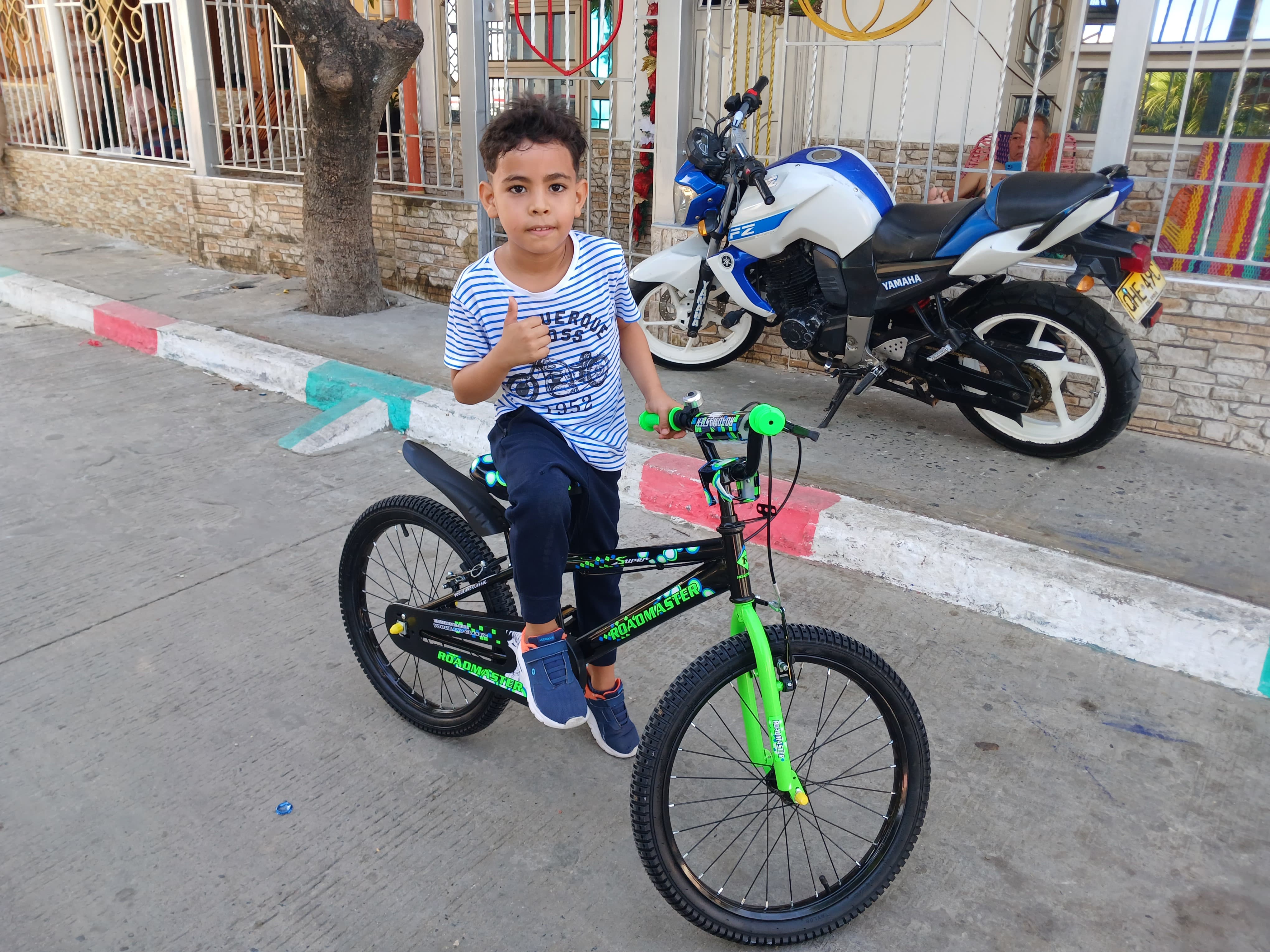 Niño en el barrio San Luis con su Niño Dios