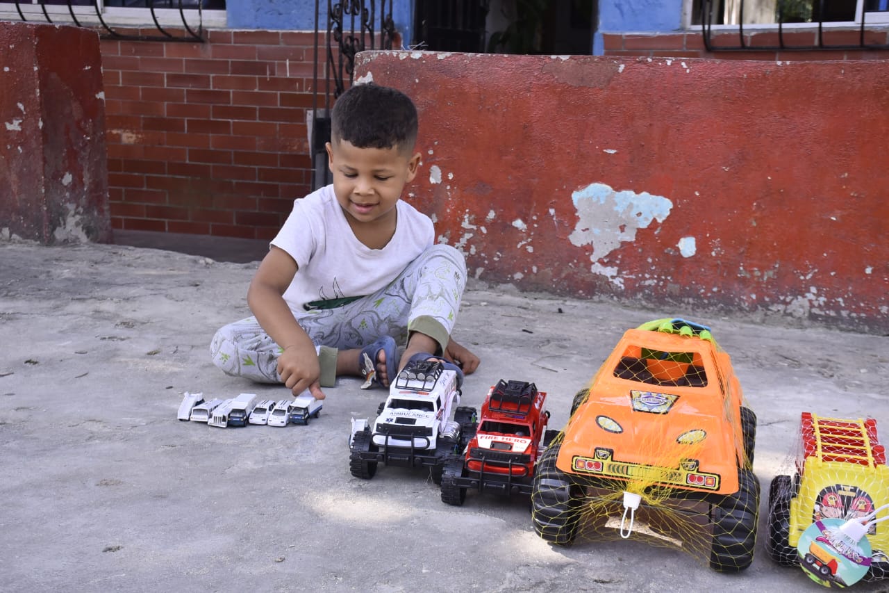 Niños en el barrio La Sierrita con su regalo de Niño Dios