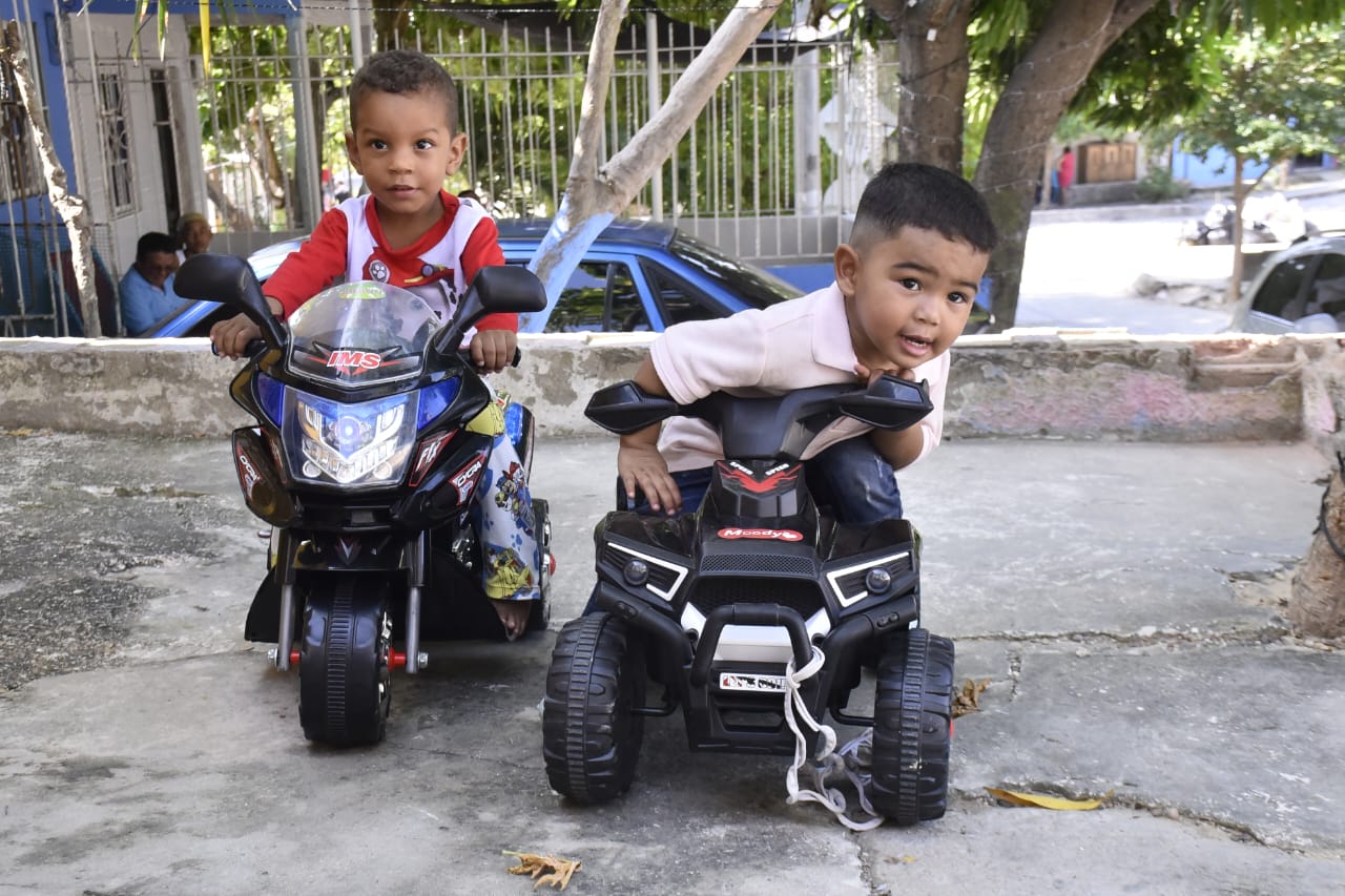 Dos niños jugando con su regalo