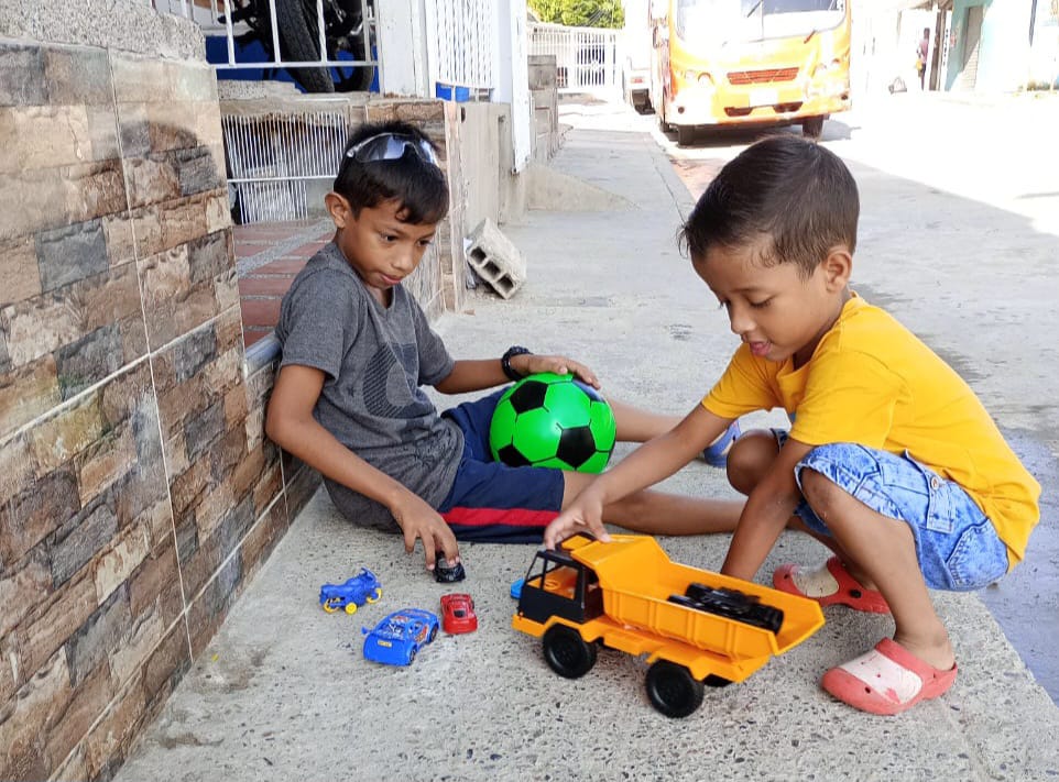 Niños en el barrio Villa San Carlos con su regalo de Niño Dios.