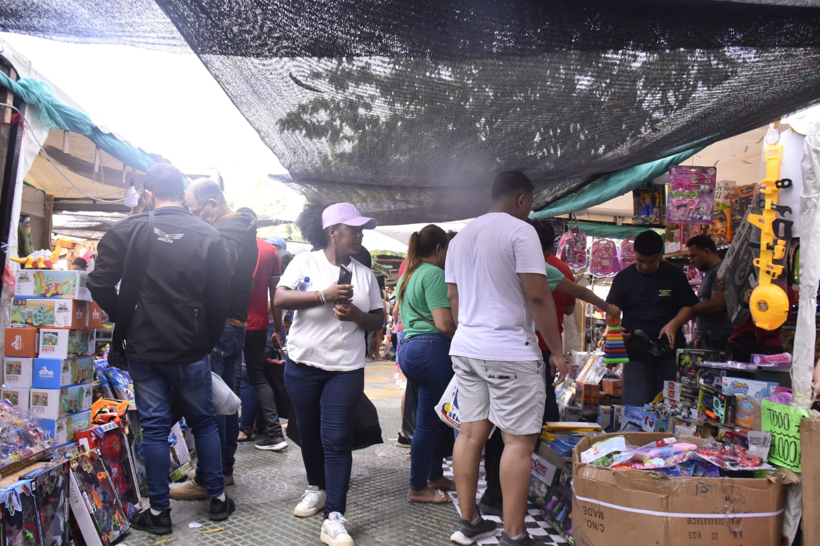 Padres acuden a la Feria del Juguete en el Paseo Bolívar.