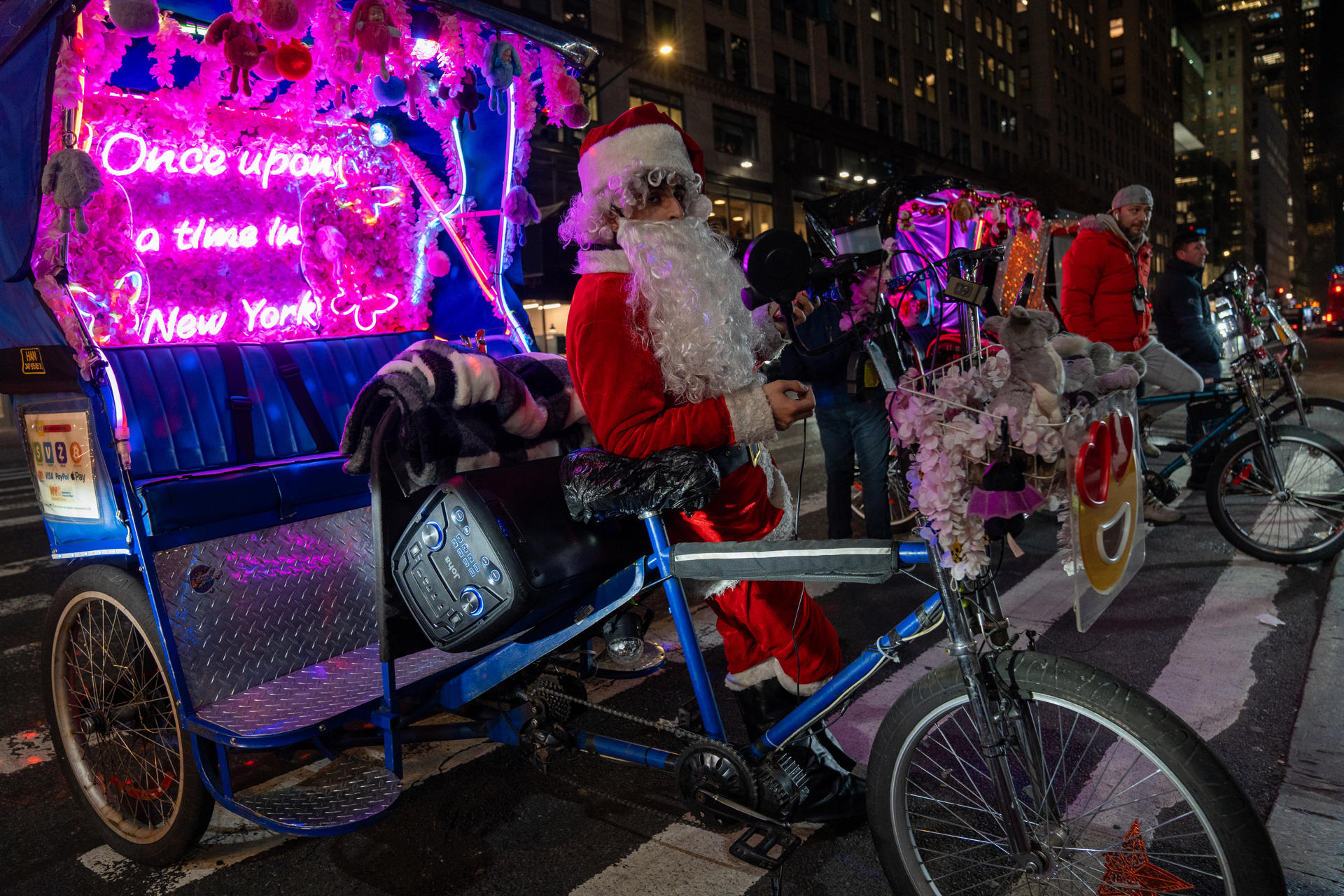 Un hombre disfrazado de Papá Noel en Nueva York. 