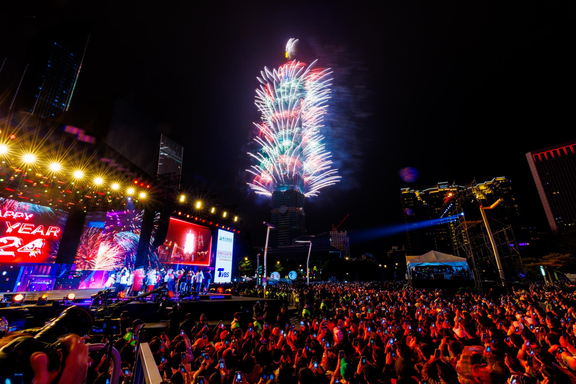 Fuegos artificiales e iluminaciones espectaculares acompañaron el año nuevo en China Taipei.