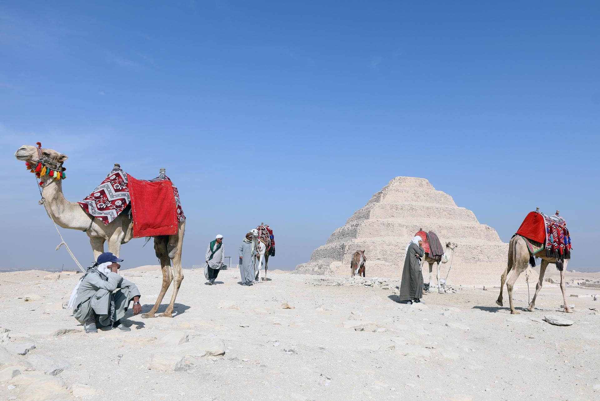 Turistas fuera de la pirámide de Saqqara