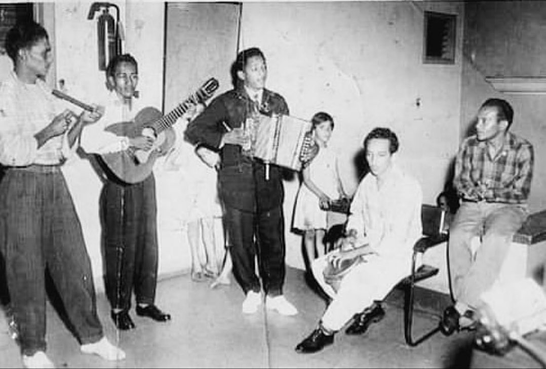 Su primera agrupación musical, Lisandro Meza y sus Alegres Muchachos, 1957.