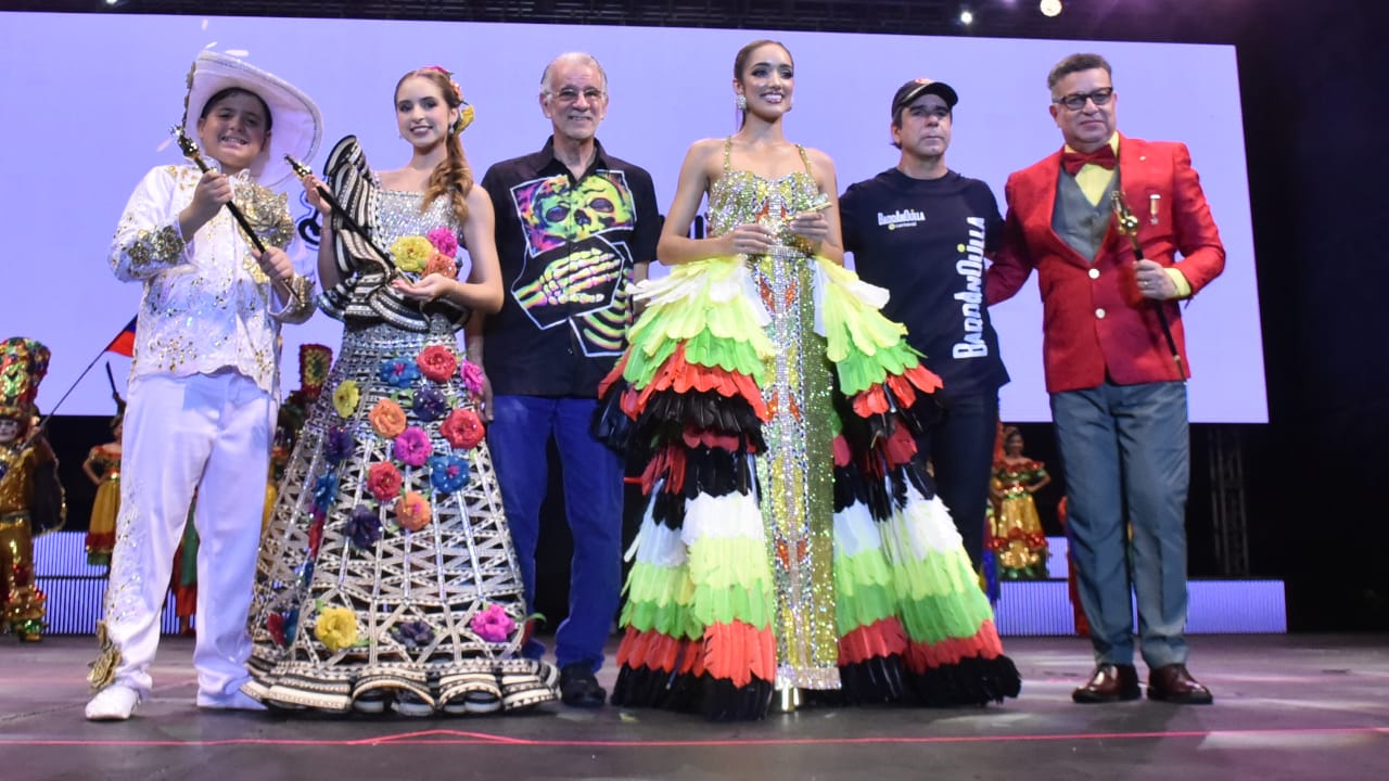 La reina Melissa Cure, el Rey Momo Juventino Ojito, los Reyes del Carnaval de los Niños, Samia Maloof y Emanuel Angulo, el alcalde Alex Char y el gobernador Eduardo Verano