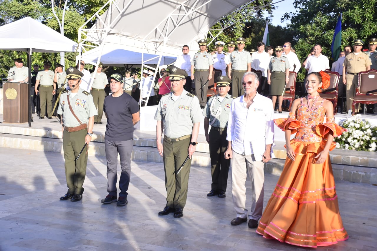 El general Herbert Benavidez, nuevo comandante de la Mebar; el Alcalde Alex Char; El director de la Policía, William Salamanca; el Gobernador Eduardo Verano y la Reina del Carnaval 2024, Melissa Cure.