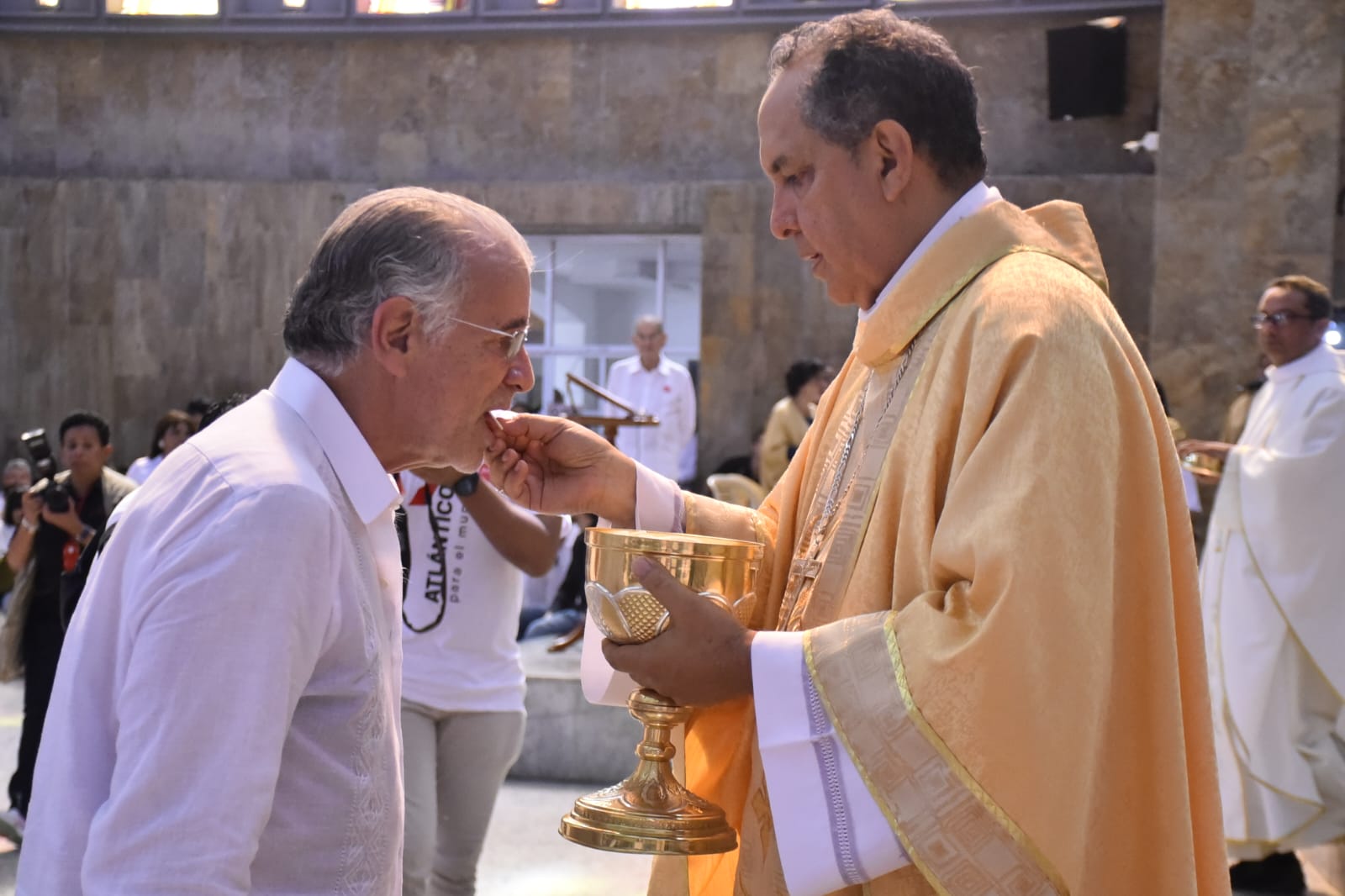 Eduardo Verano recibiendo la hostia del monseñor Pablo Emiro Salas.