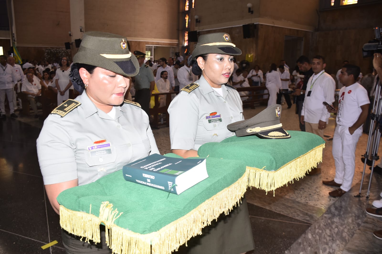 Oficiales de la Policía llevando la Constitución Política. 