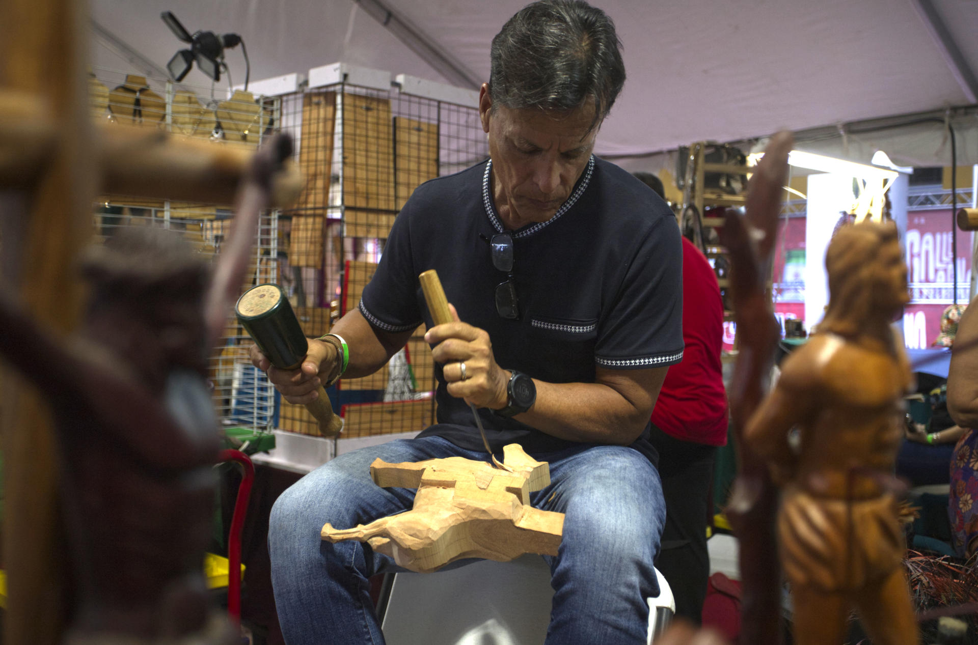 El artesano Santos Ortiz trabaja en un taller.