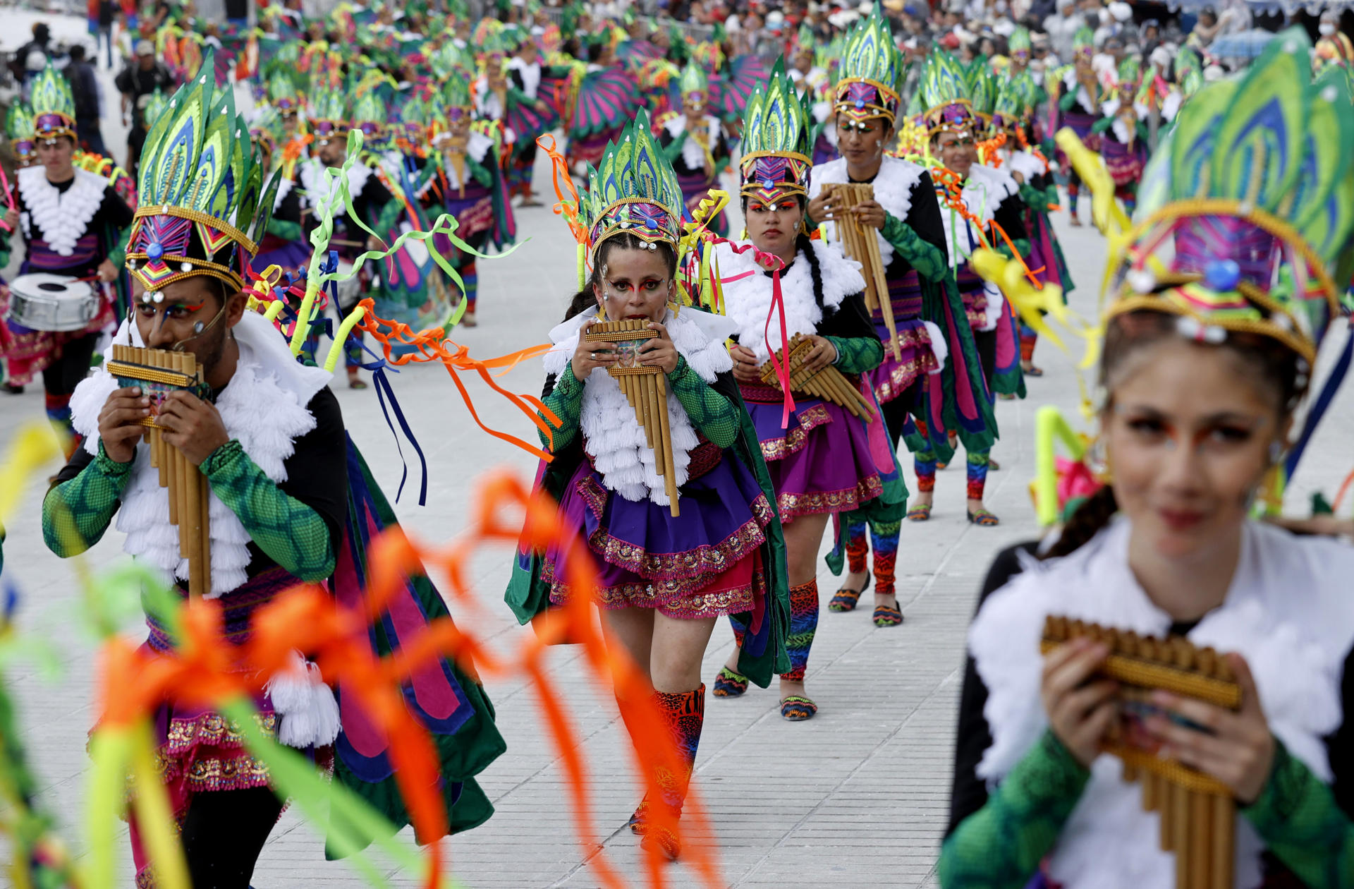 Grupo folclórico en Carnaval de Negros y Blancos.