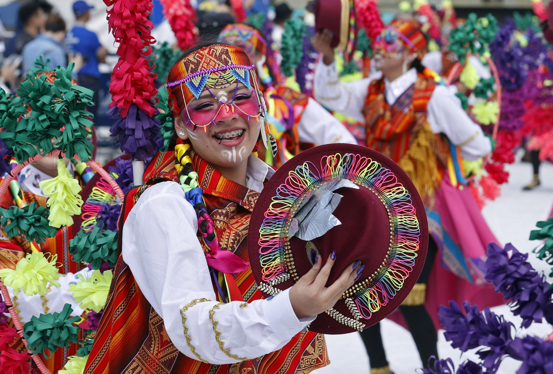 Grupo folclórico en Carnaval de Negros y Blancos.