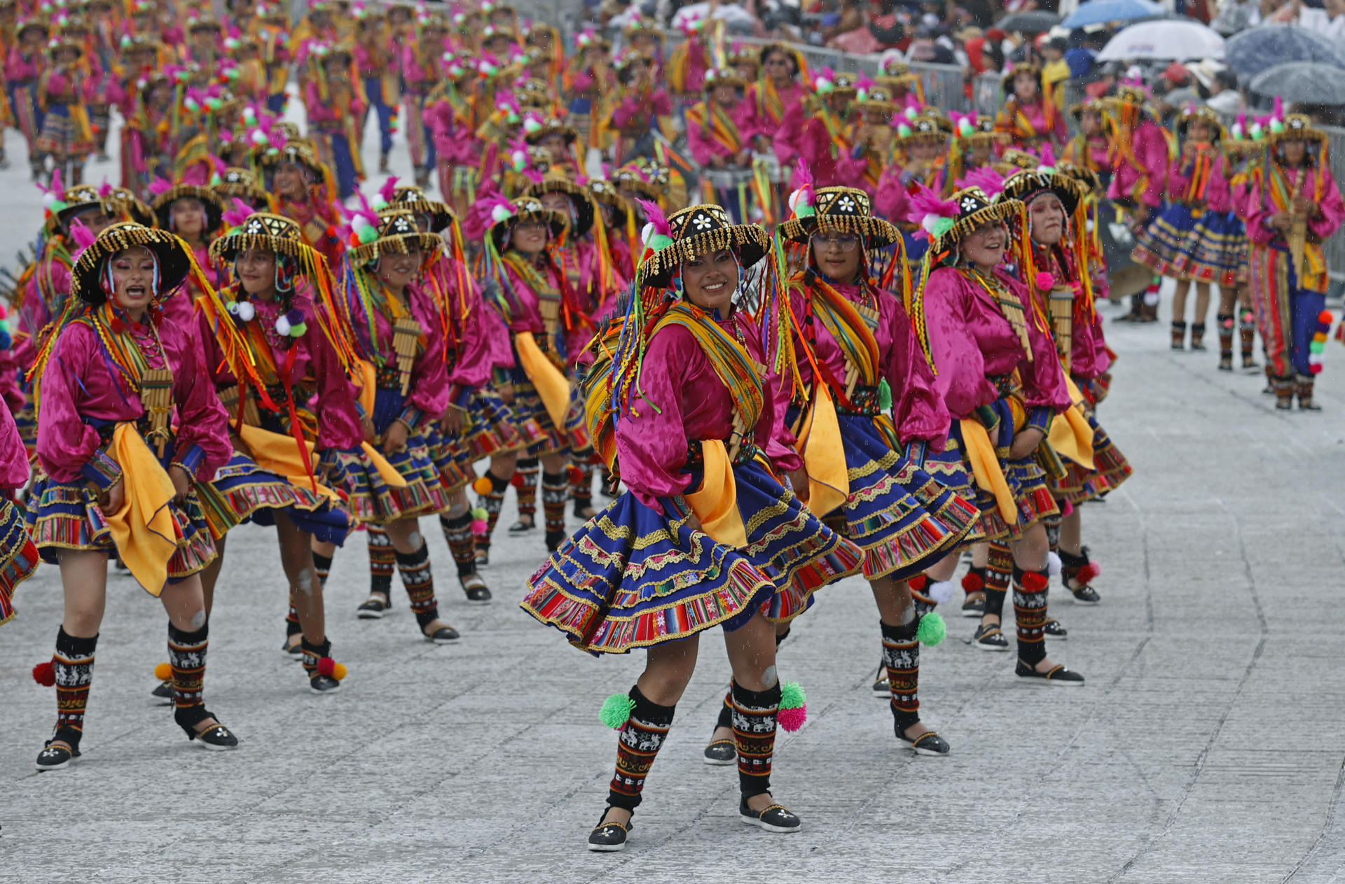 Grupo folclórico en Carnaval de Negros y Blancos.