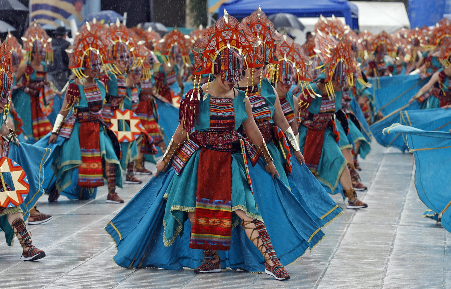 Grupo folclórico en Carnaval de Negros y Blancos.