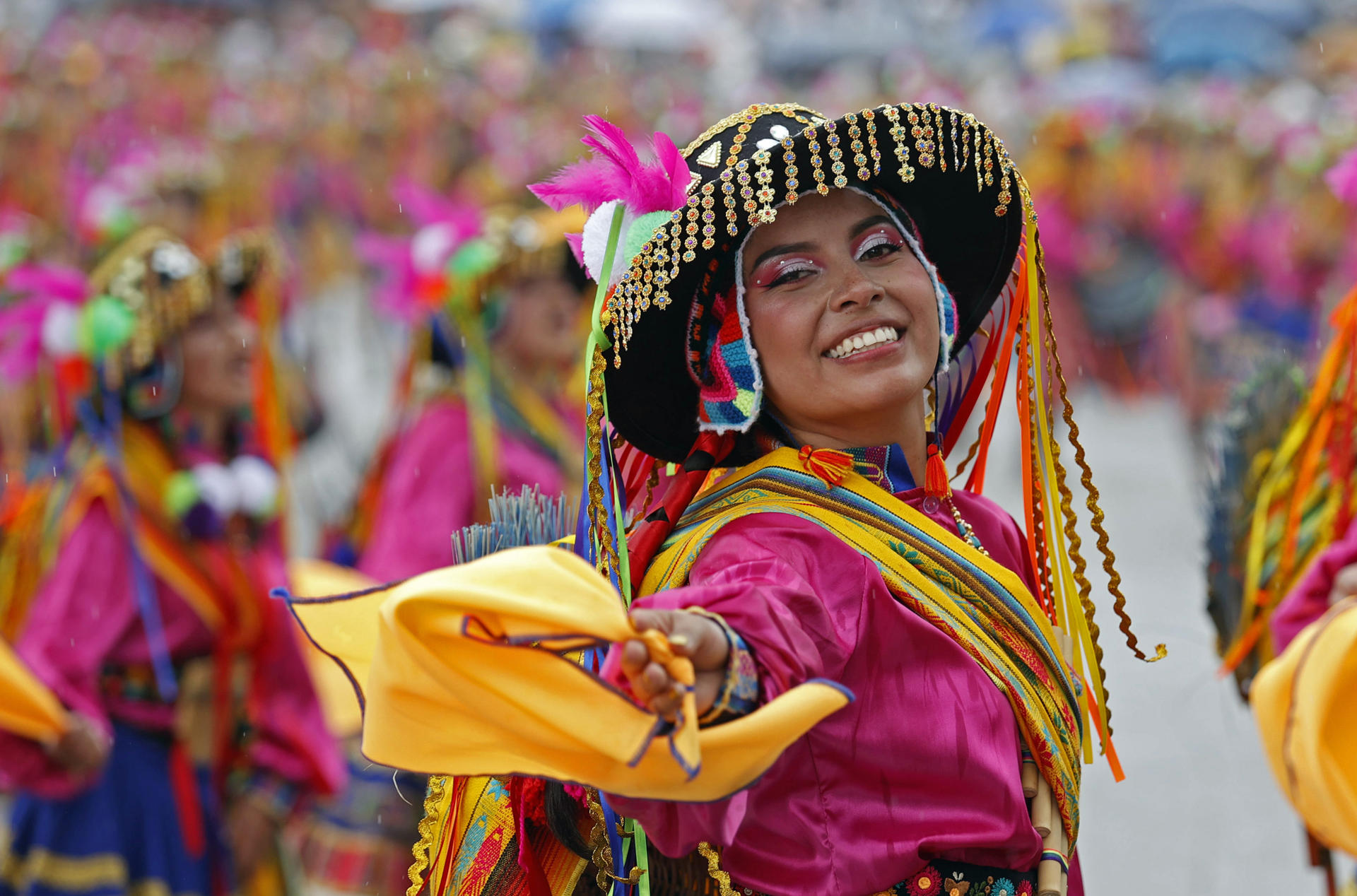 Grupo folclórico en Carnaval de Negros y Blancos.