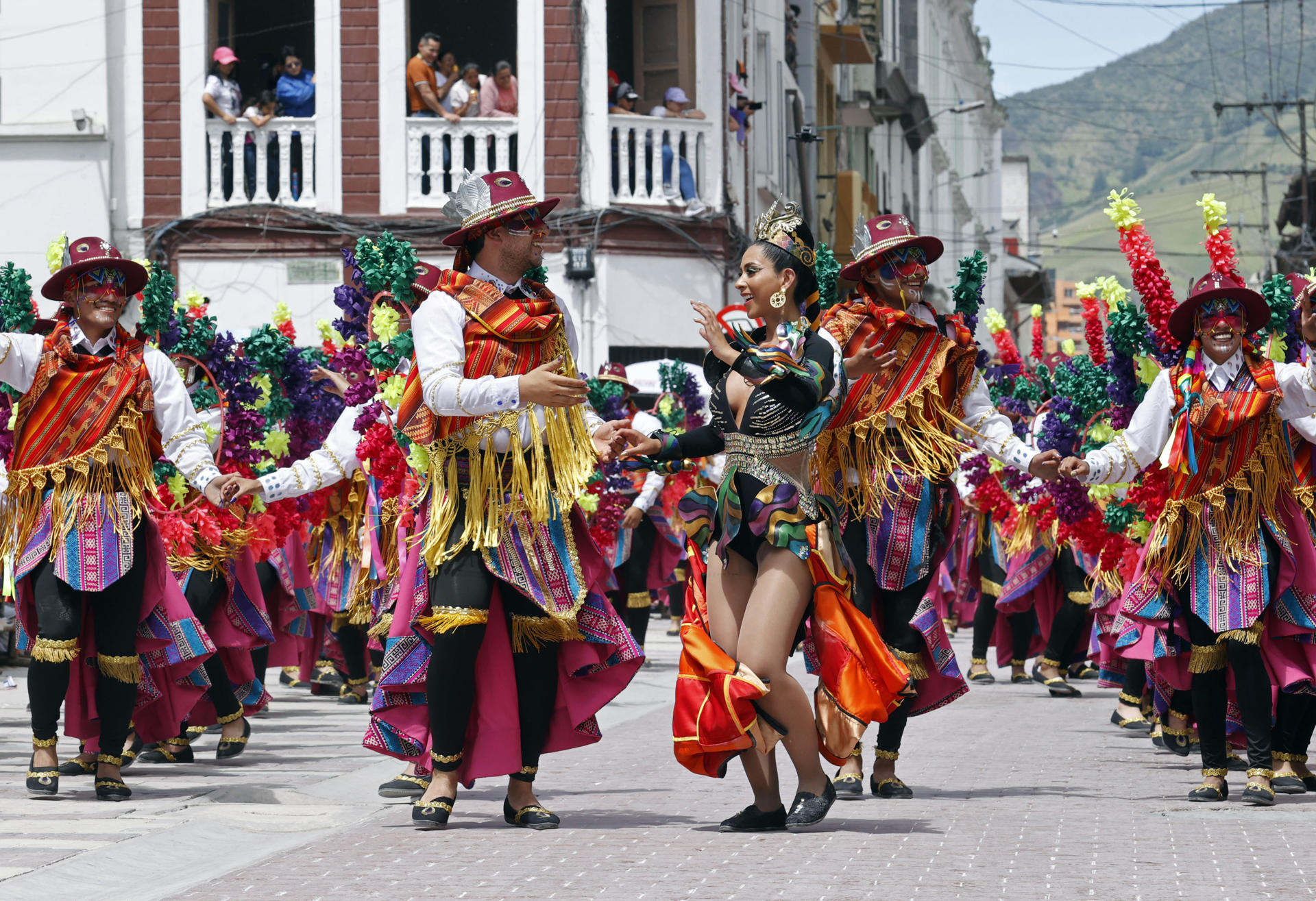 Grupo folclórico en Carnaval de Negros y Blancos.