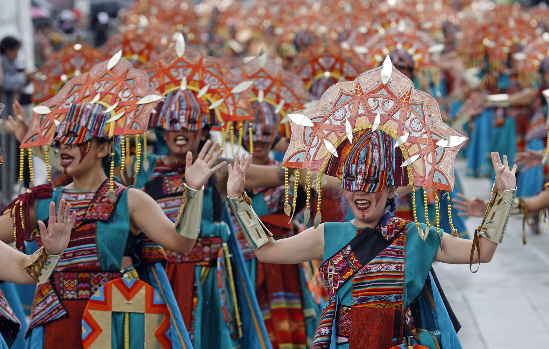 Grupo folclórico en Carnaval de Negros y Blancos.