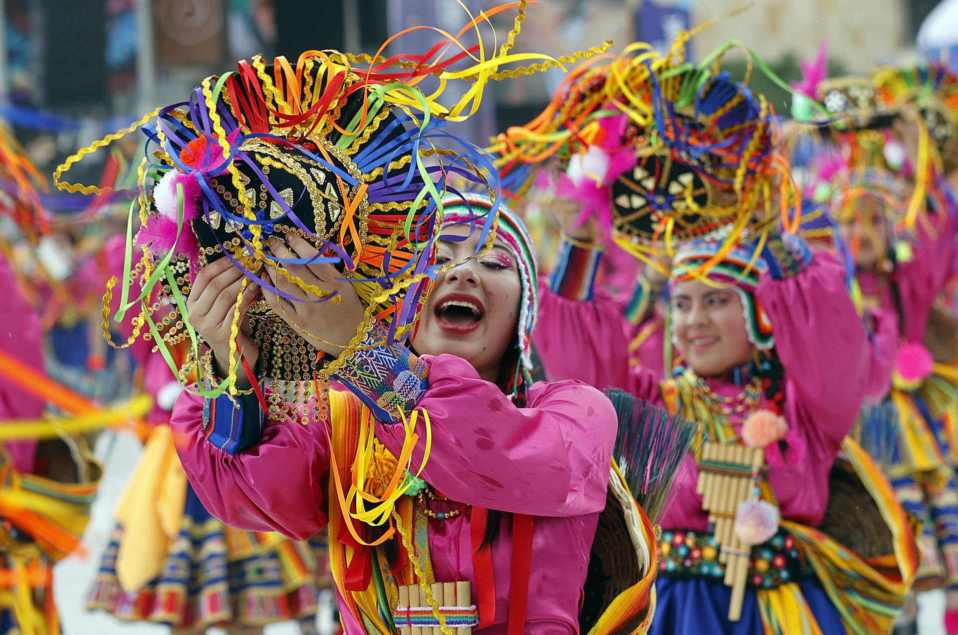 Grupo folclórico en Carnaval de Negros y Blancos.