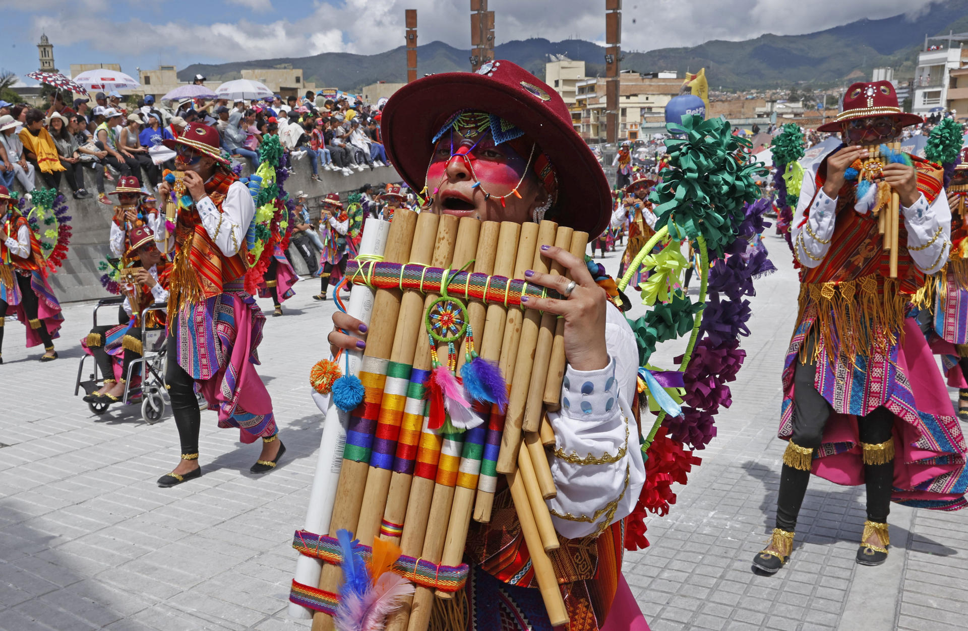 Grupo folclórico en Carnaval de Negros y Blancos.