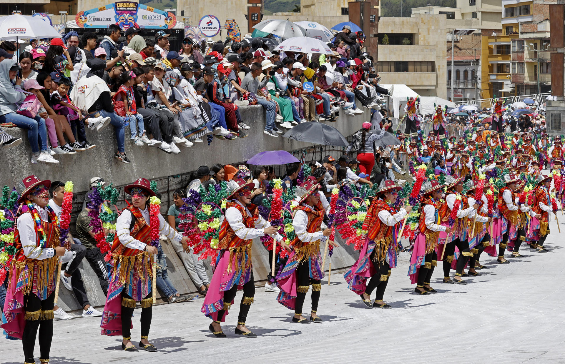 Grupo folclórico en Carnaval de Negros y Blancos.