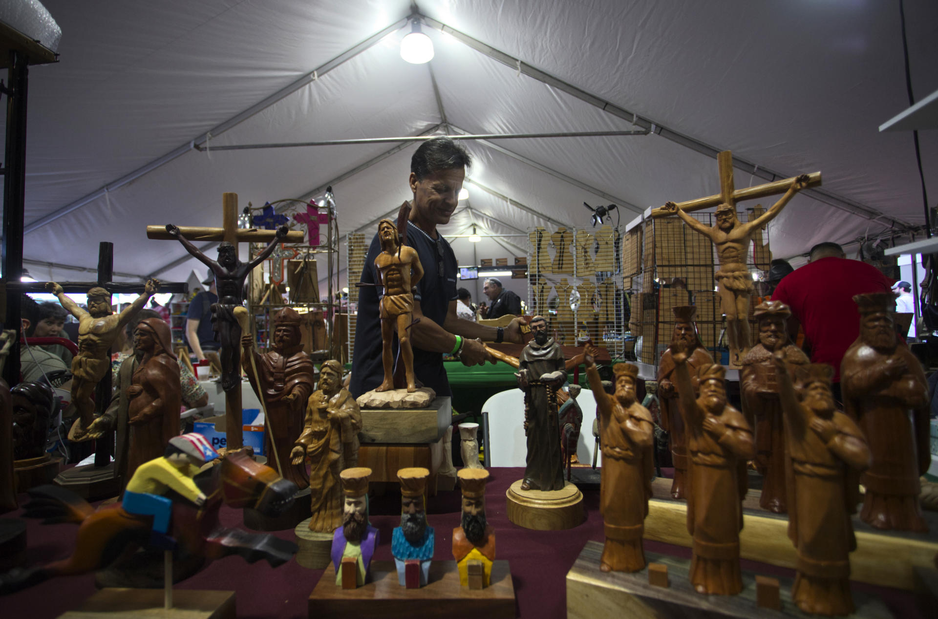 Piezas talladas en madera por el artesano Santos Ortiz.