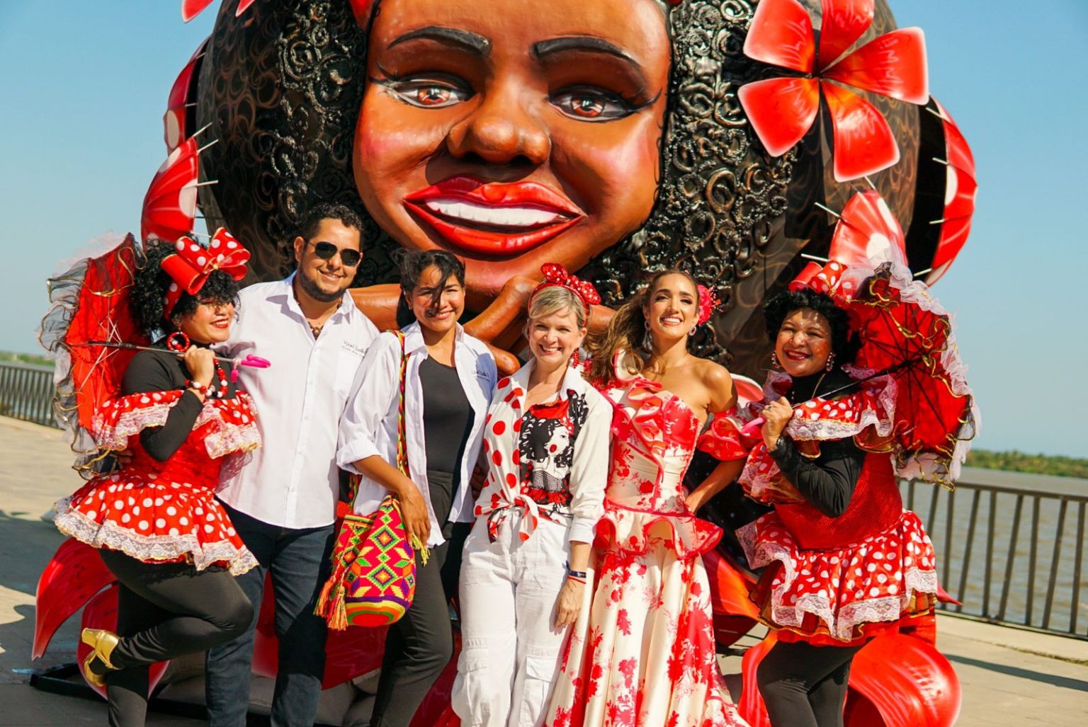 Sandra Gómez, gerente del Carnaval S.A.S. junto a Melissa Cure, reina del Carnaval de Barranquilla.