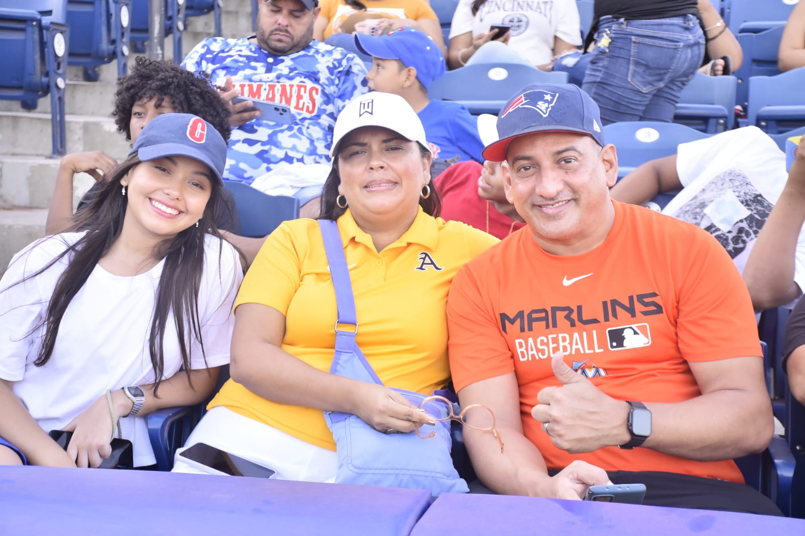 Aficionados presentes en las graderías del estadio Édgar Rentería. 