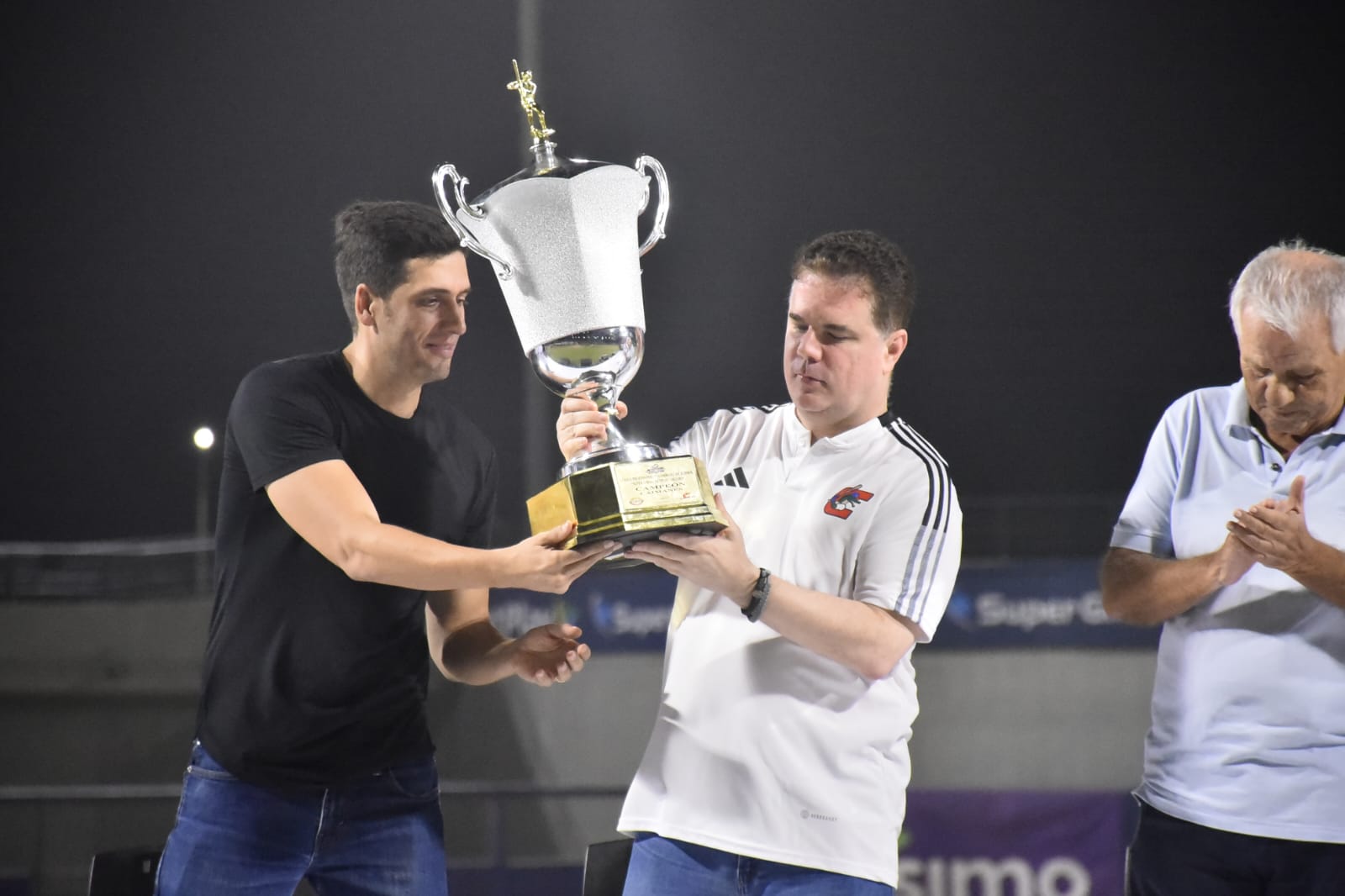 El presidente de Caimanes, Roberto Char, recibió el trofeo de Daniel Trujillo, secretario de deportes del Distrito.