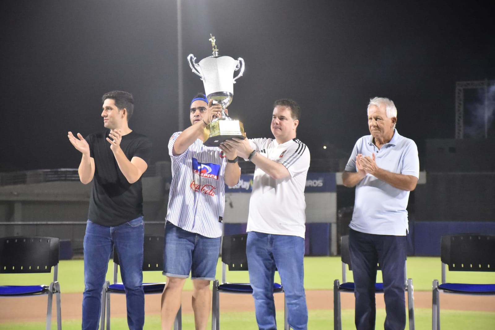 El mánager José Mosquera y Roberto Char levantan el trofeo. 