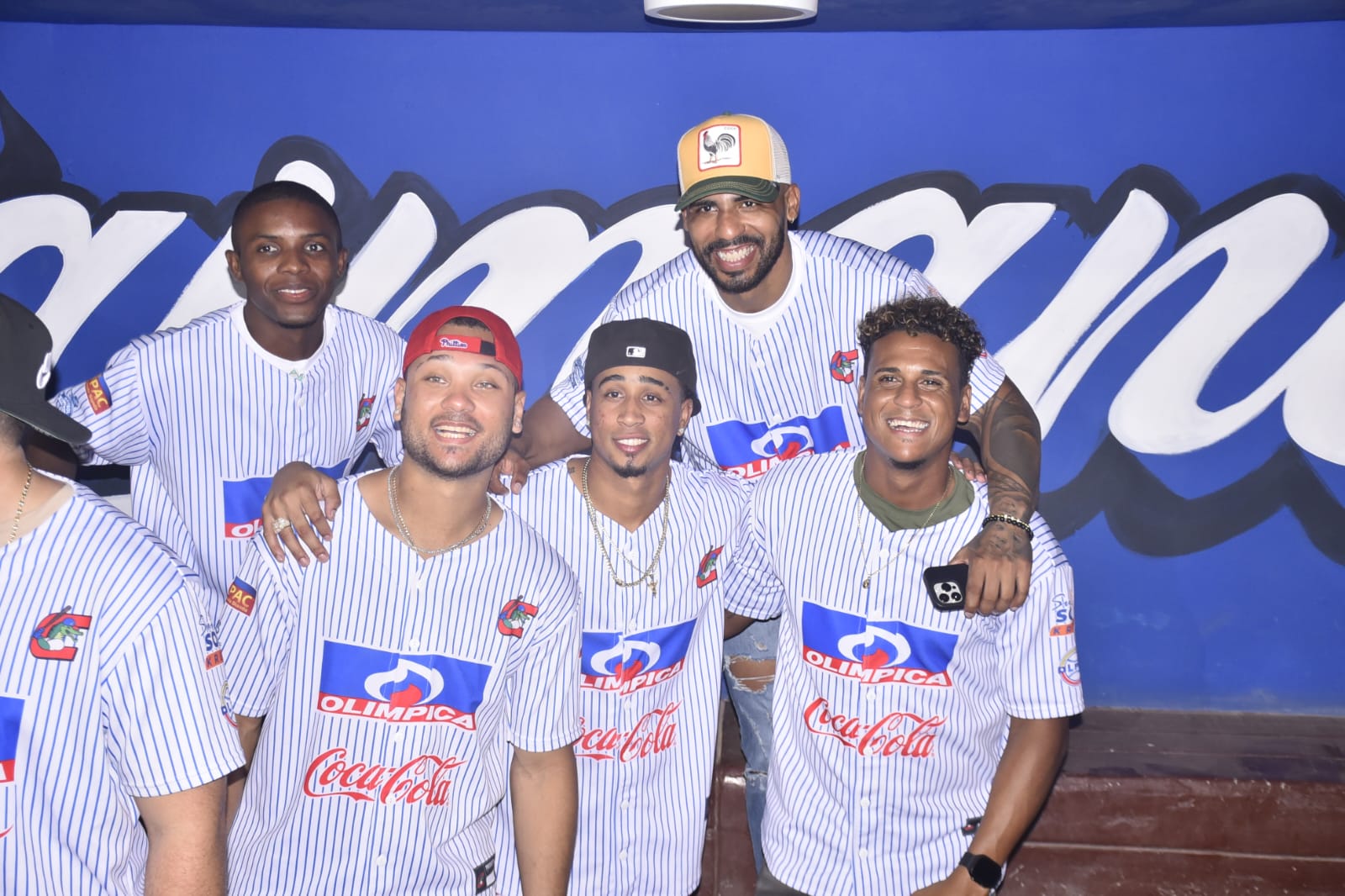 Grupo de peloteros de Caimanes durante la celebración en el estadio Édgar Rentería. 