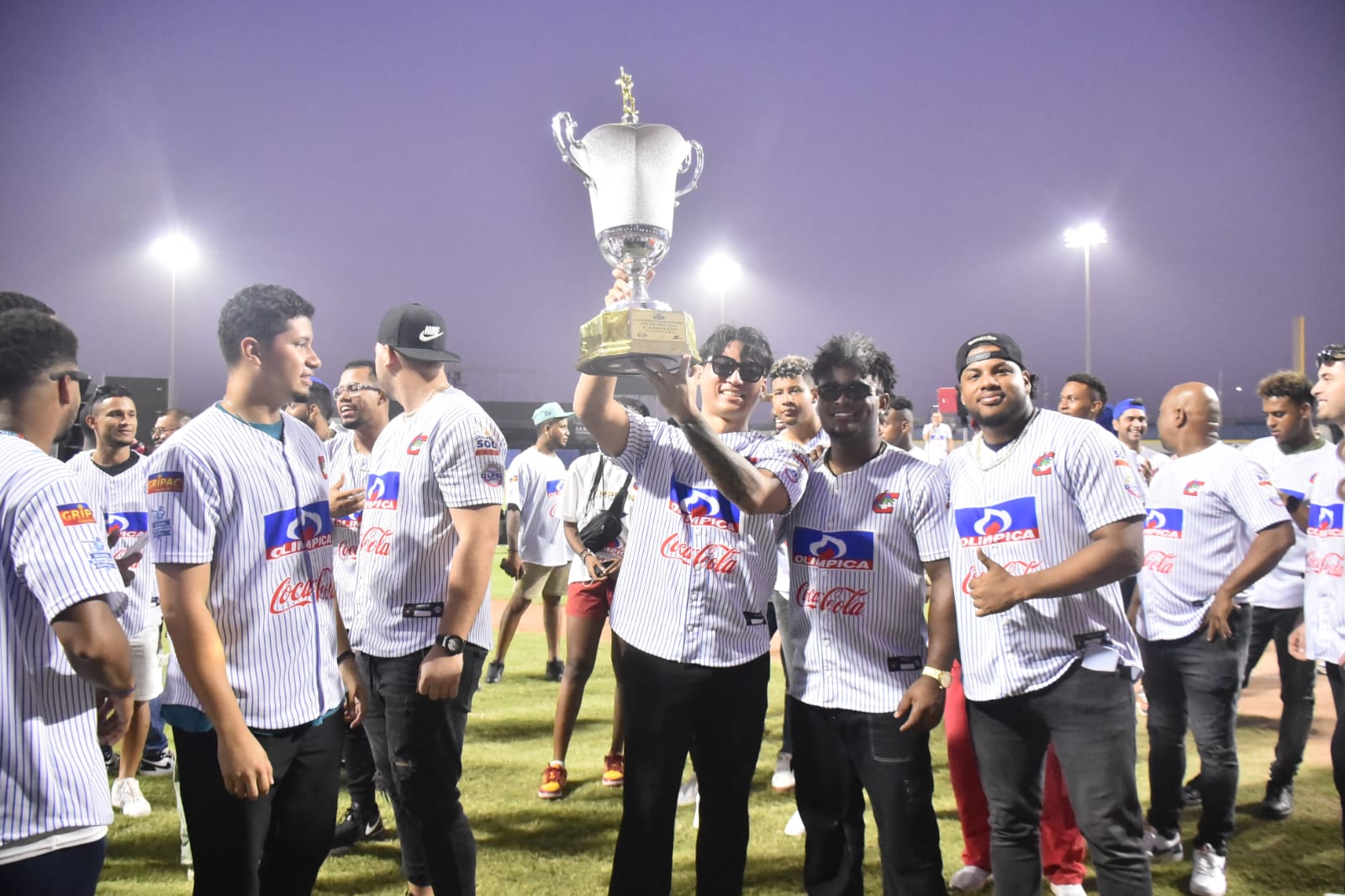 Daniel Missaki, Jugador Más Valioso de la serie final, levanta el trofeo.