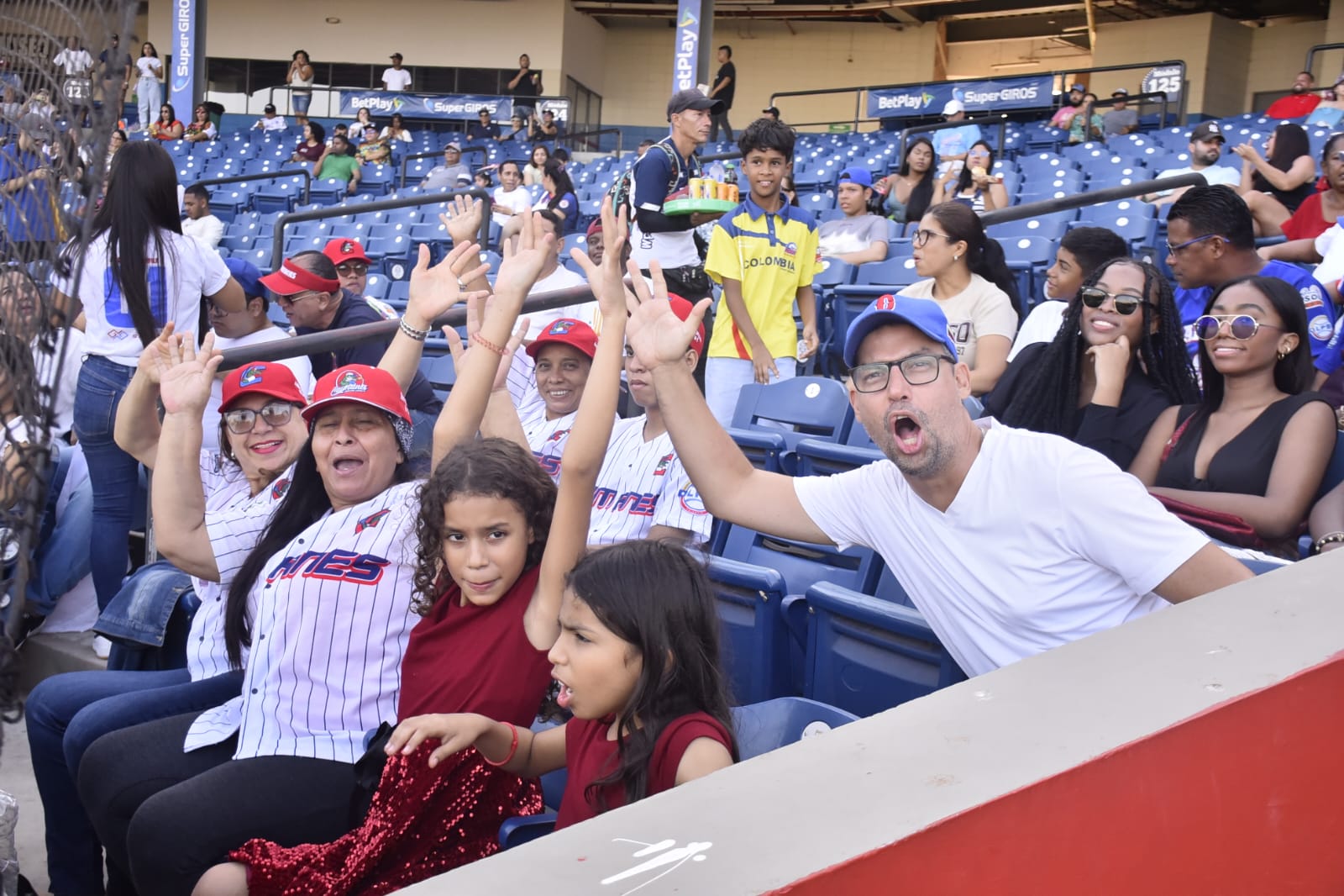 Varios aficionados se acercaron al Édgar Rentería para recibir a los campeones. 