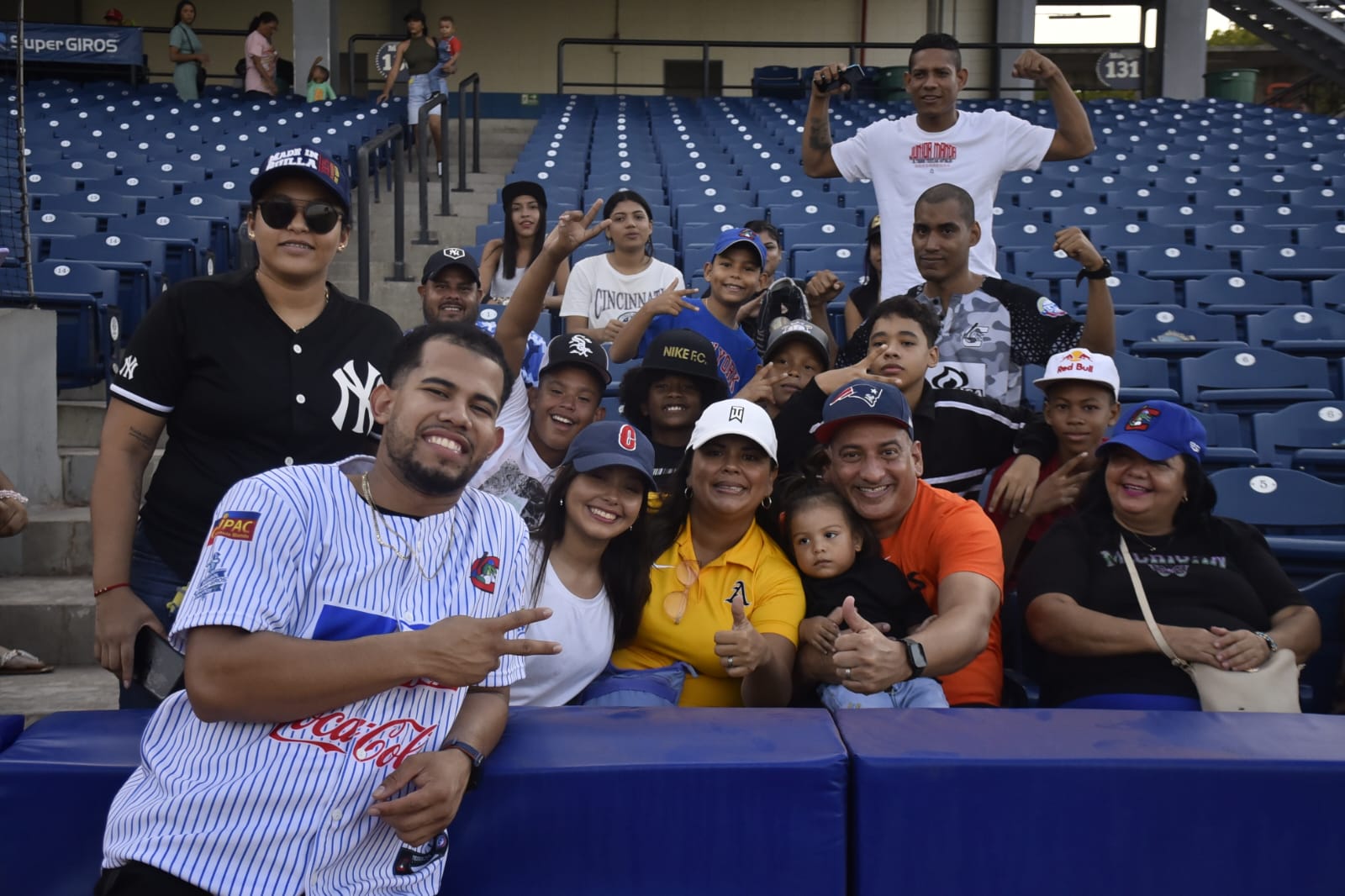 Fabián Pertuz posa para la foto con un grupo de aficionados. 