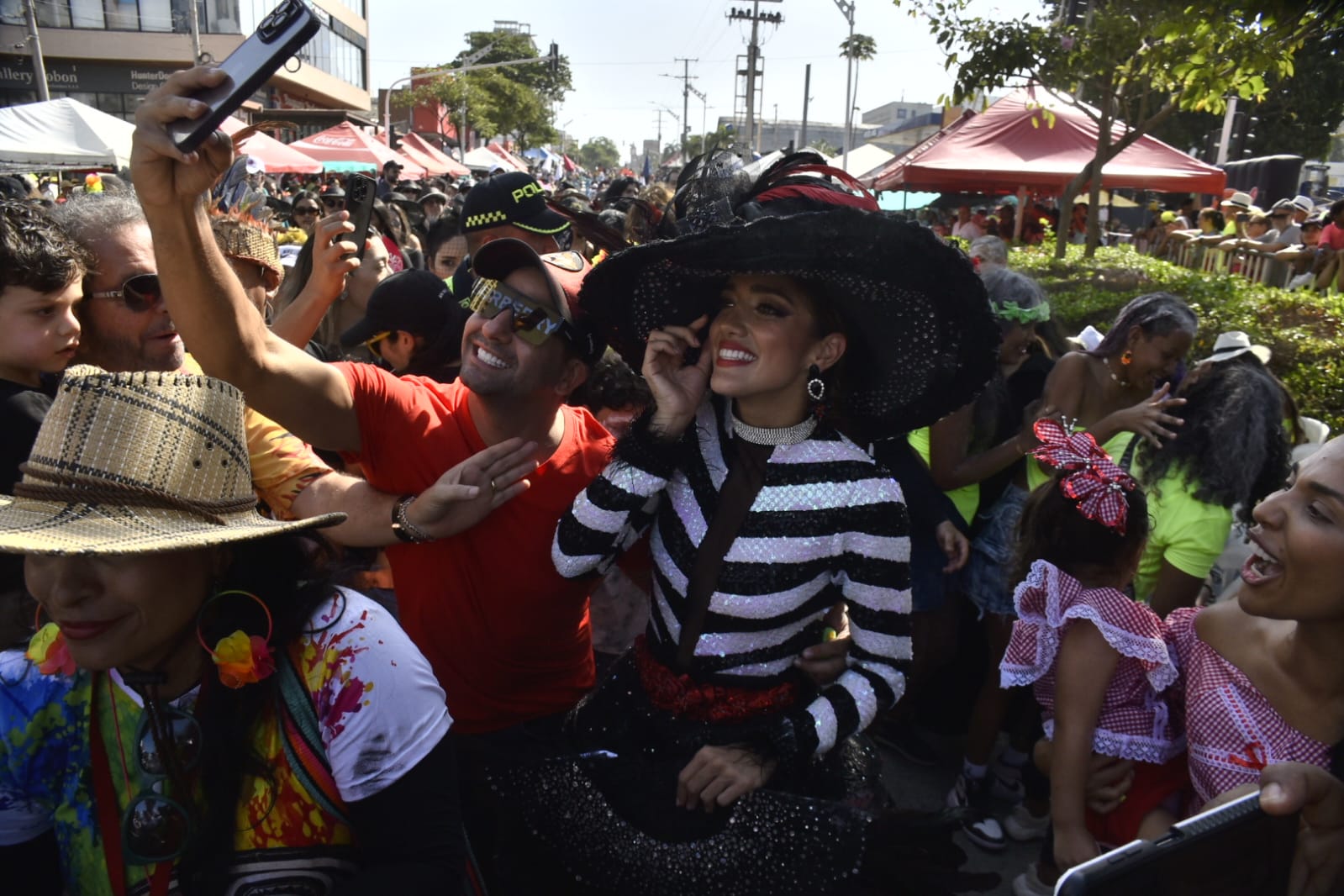 Todos querían una foto con 'Meme' Cure en el desfile de la 84.