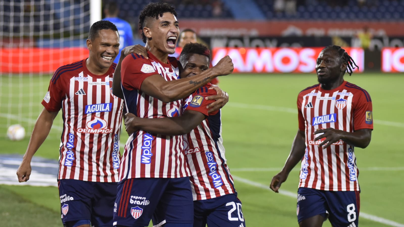 Celebración del equipo 'tiburón tras anotar uno de los goles 