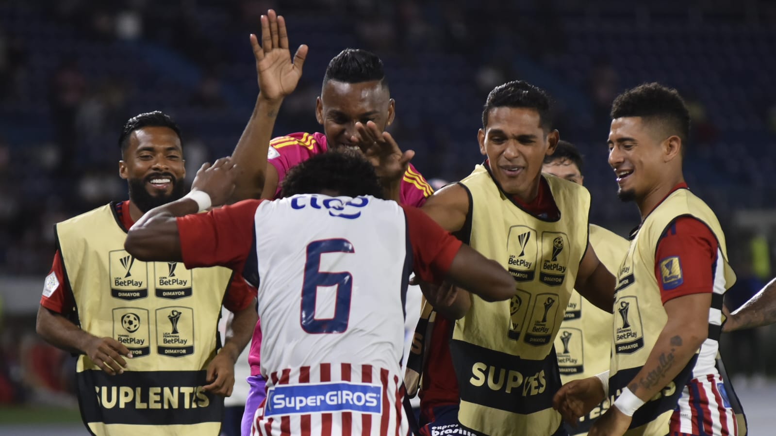 Gol de Didier Moreno y celebración. 