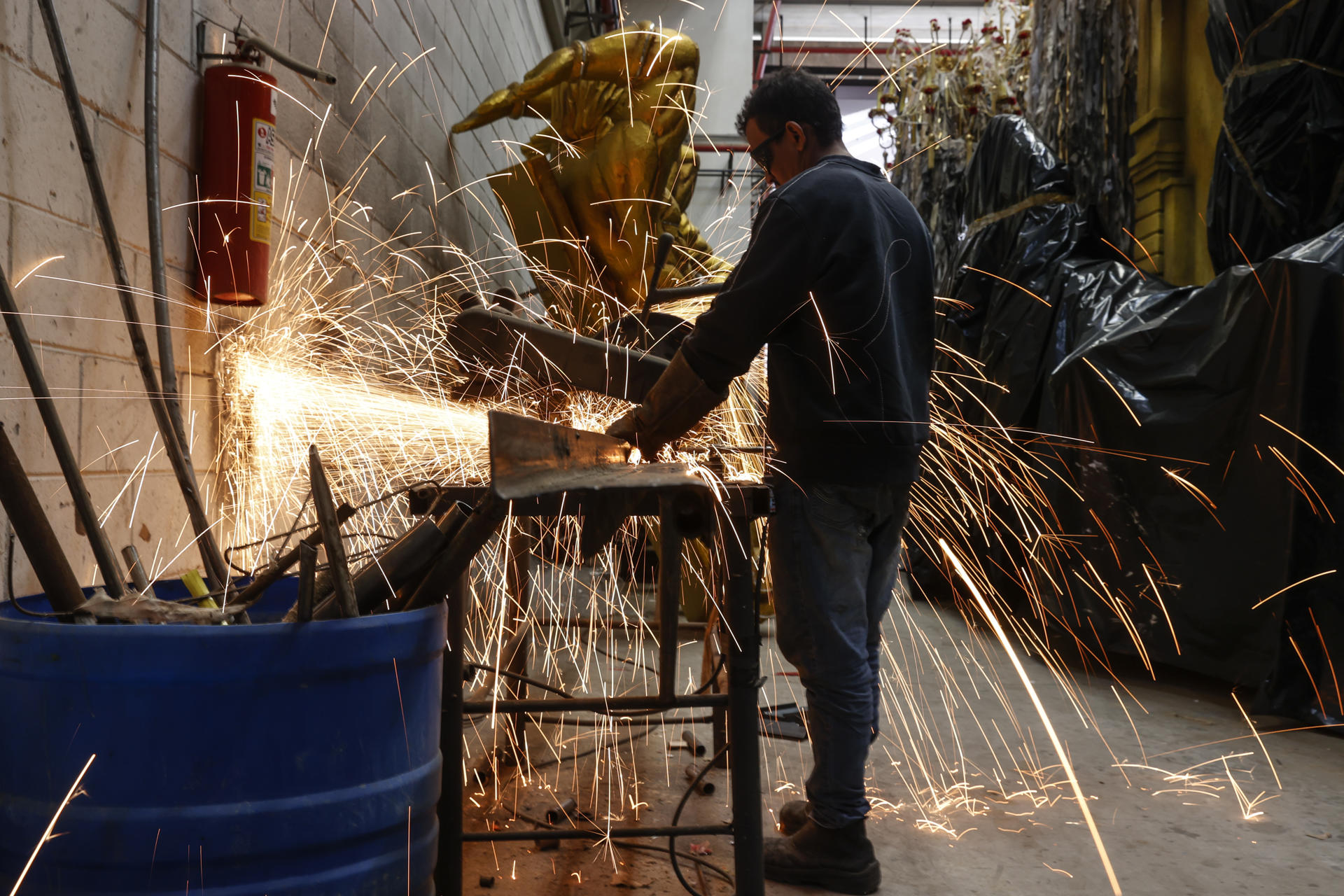 Artesano trabaja en los últimos preparativos de las carrozas.