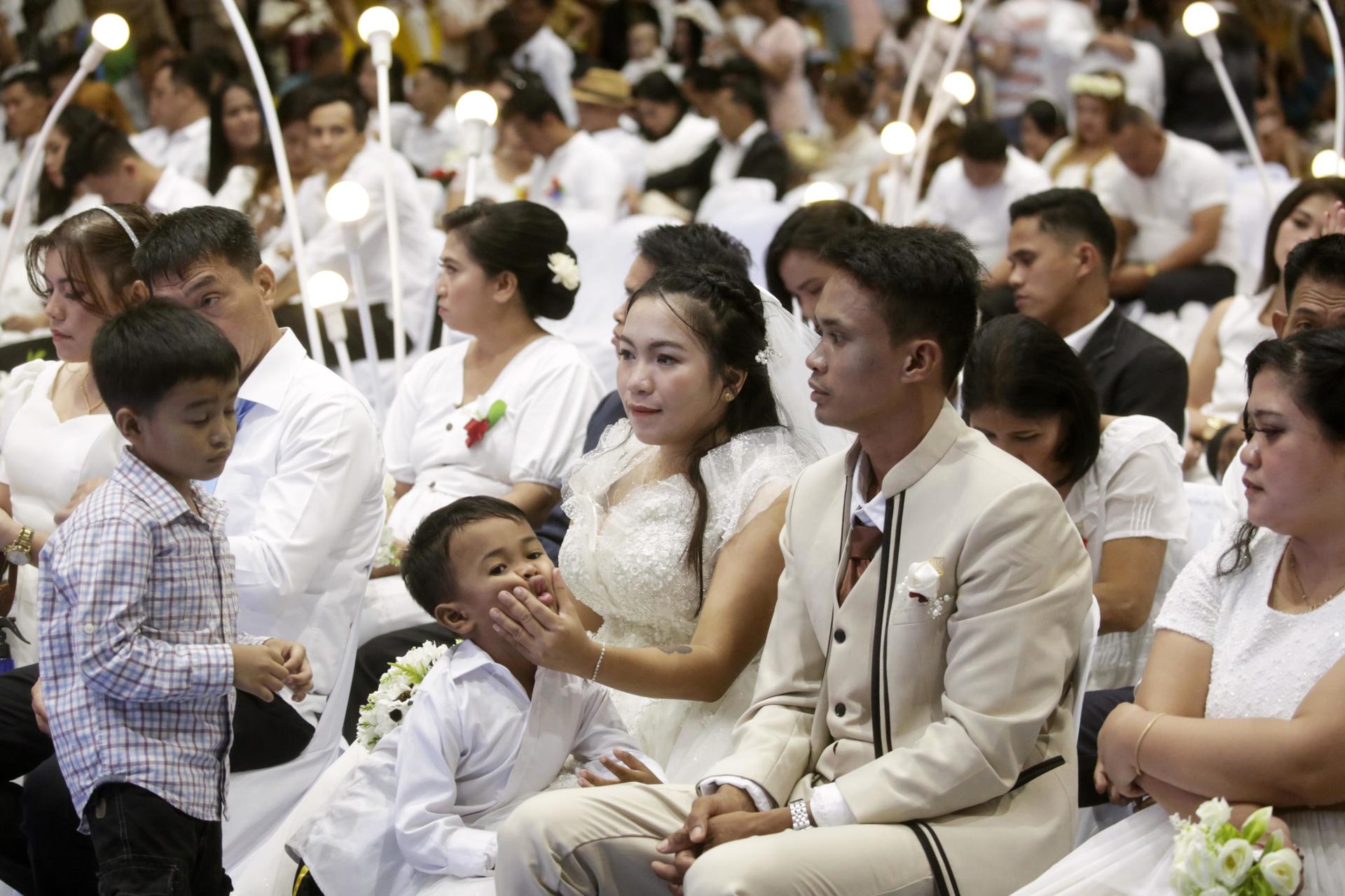 El alcalde de la localidad, Francis Zamora, autorizó las bodas.